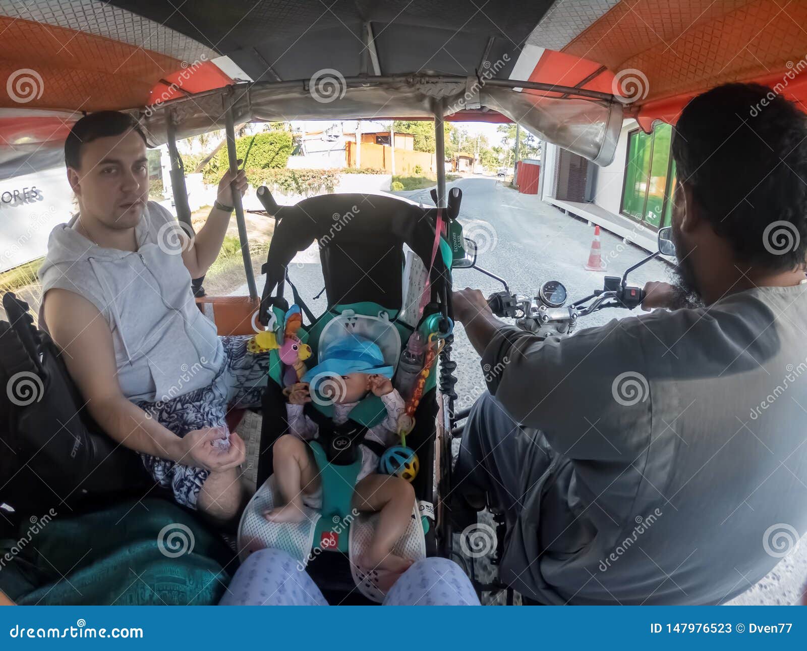Phuket Thailande 19 Fevrier 19 Le Transport Peu Sur D Un Petit Enfant Dans Une Poussette De Bebe Dans Un Pousse Pousse Ou Photo Stock Editorial Image Du Moped Traditionnel Phuket Thailande 19 Fevrier 19 Le Transport Peu Sur D Un Petit Enfant Dans Une Poussette De Bebe Dans Un Pousse Pousse Ou Photo Stock Editorial Image Du Moped Traditionnel