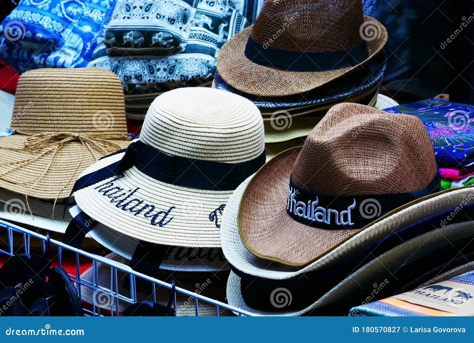 Phuket Thailand 25 De Noviembre 2019 : Tienda De Ropa La Isla De Phuket. Sombreros De Recuerdo La Inscripción T Fotografía editorial - Imagen de cuarentena, handmade: 180570827