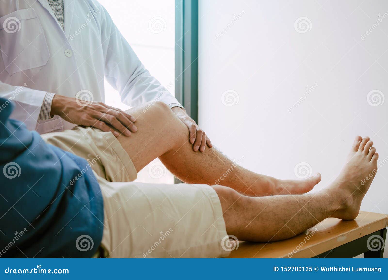 physical therapists are using the handle to the patient knee to check for pain