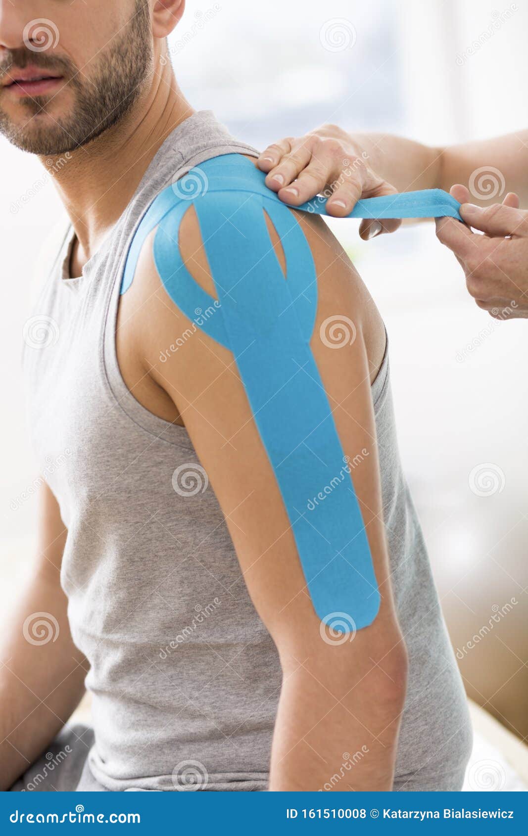 Physiotherapeut Der Ausgewahlte Korperteile Des Menschen Mit Speziellen Strukturphasen Wahrend Der Kinotherapie Behandelt Stockfoto Bild Von Korperteile Speziellen