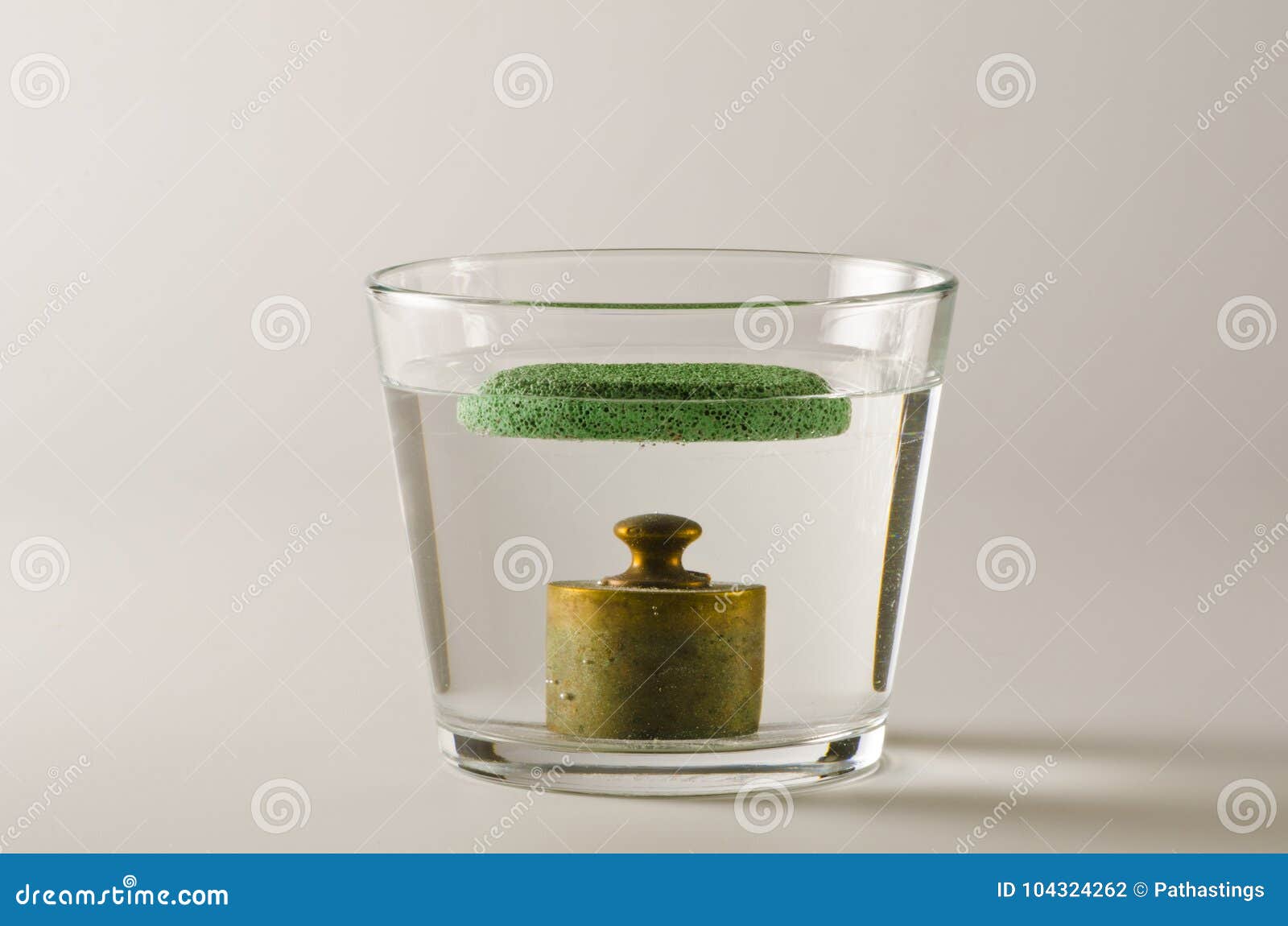Physique Objets Lourds Et Légers Dans L'eau Photo stock Image du