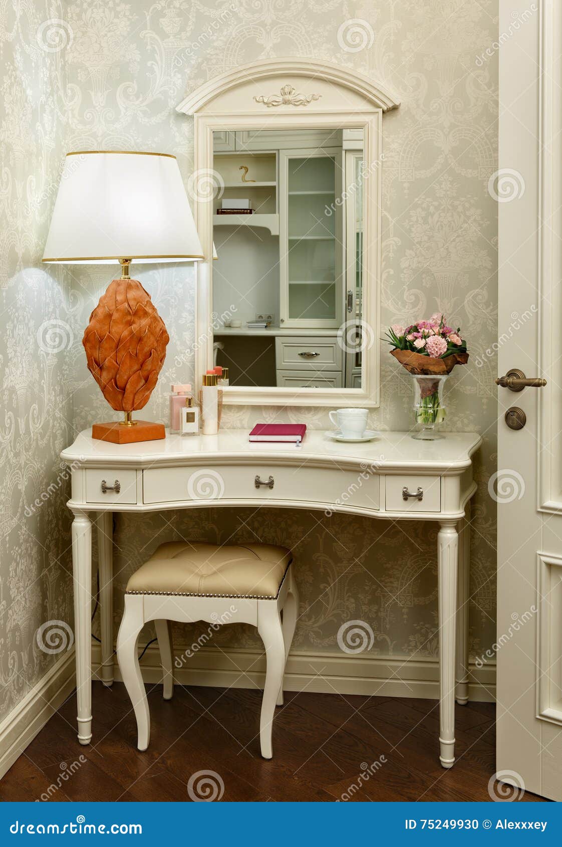 Pièce Intérieure Avec La Lampe De Coiffeuse, De Selles Et De Table Photo  stock - Image du meubles, appartement: 75249930