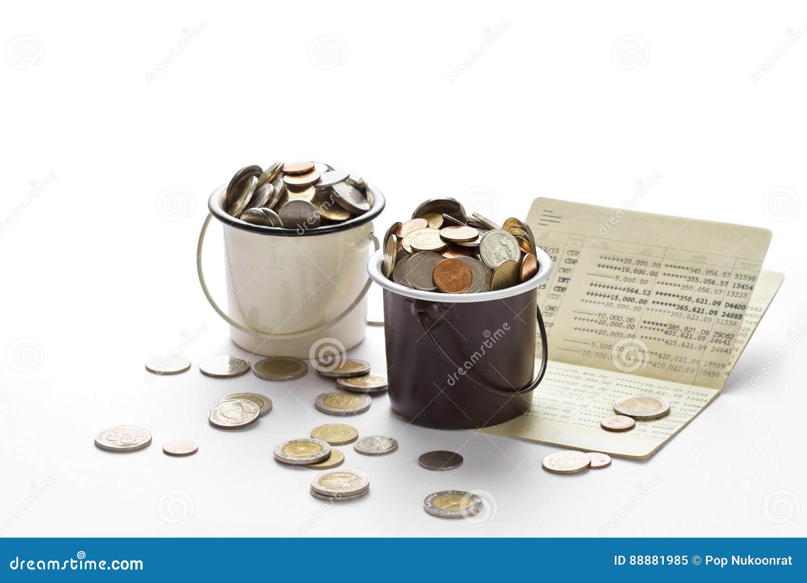 Pièces De Monnaie Dans Des Seaux Et Carnet Bancaire D'économie, Banque De  Livre Sur Le Blanc Image stock - Image du économie, investissez: 88881985