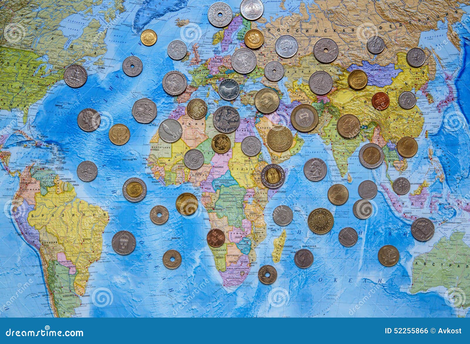 Pièces De Monnaie De Différents Pays Sur Le Fond De Carte Du