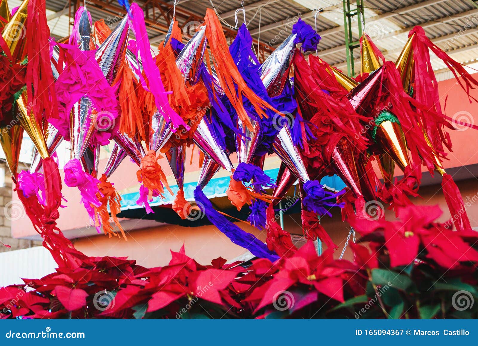 Precioso Docenas Popa Piñatas Mexicanas Para Navidad En Un Mercado Tradicional En México Imagen  de archivo - Imagen de objeto, handmade: 165094367