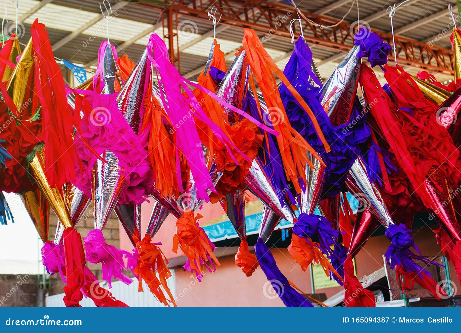 eco extraño dorado Piñatas Mexicanas Para Navidad En Un Mercado Tradicional En México Imagen  de archivo - Imagen de rojo, festival: 165094387