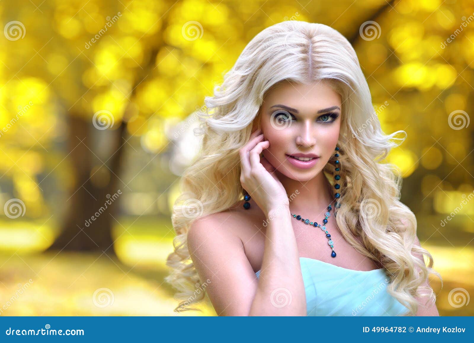 fly protektor At adskille Piękna Barbie Dziewczyna W Jesień Parku Zdjęcie Stock - Obraz złożonej z  natura, drzewa: 49964782