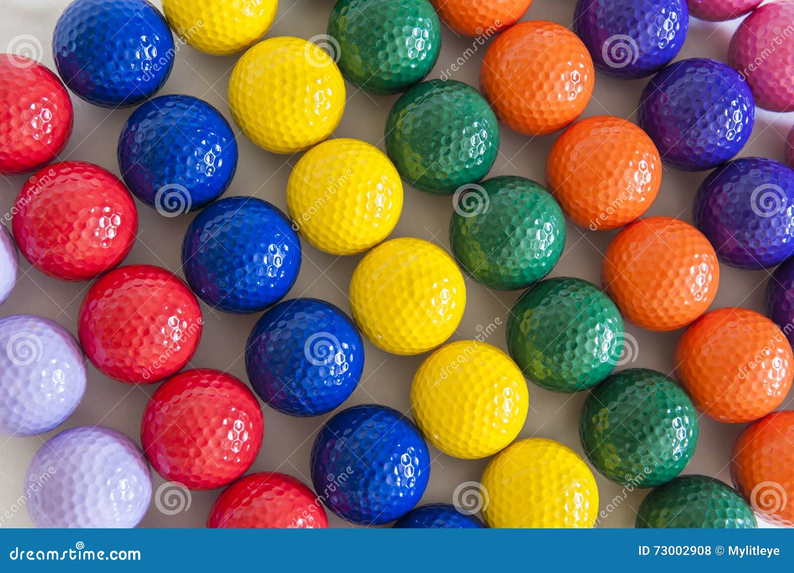 Piłka kolorowe golf zdjęcie stock. Obraz złożonej z purpury - 73002908