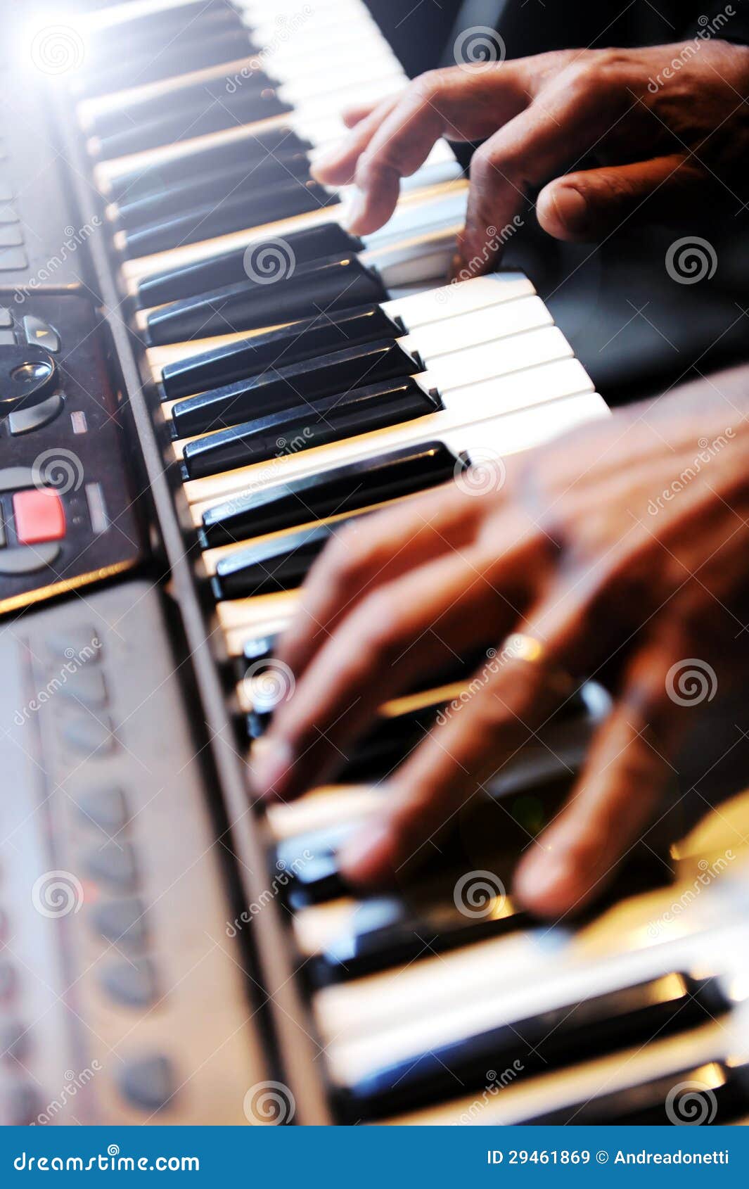 Pianist die een piano spelen. Handen van een pianist die op een elektrisch pianotoetsenbord spelen met ondiepe dof en lichte gloed