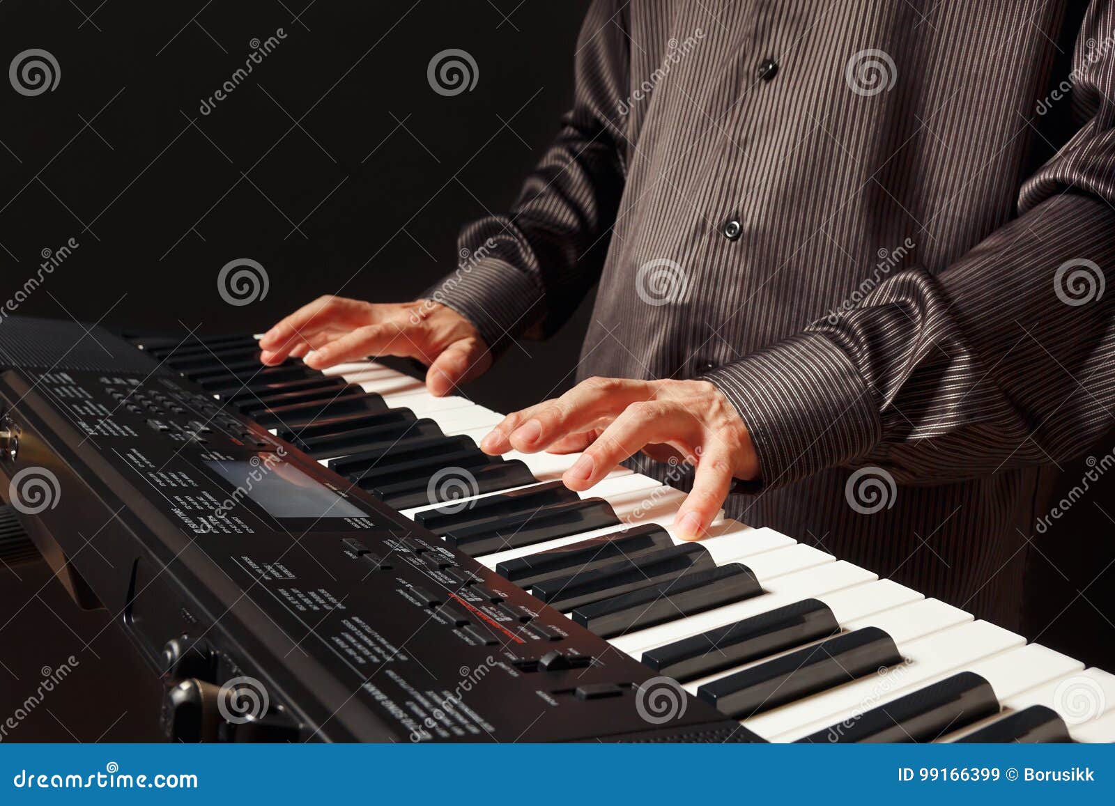 Pianist som spelar synthen på en svart bakgrund