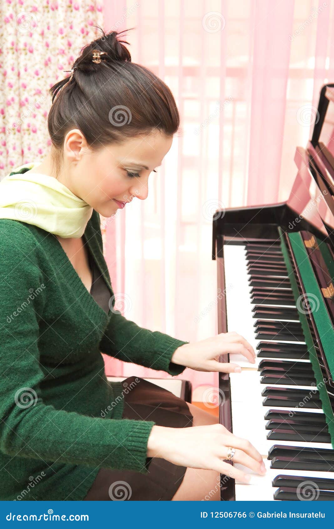 Pianista hermoso foto de archivo. Imagen de persona, musical 12506766