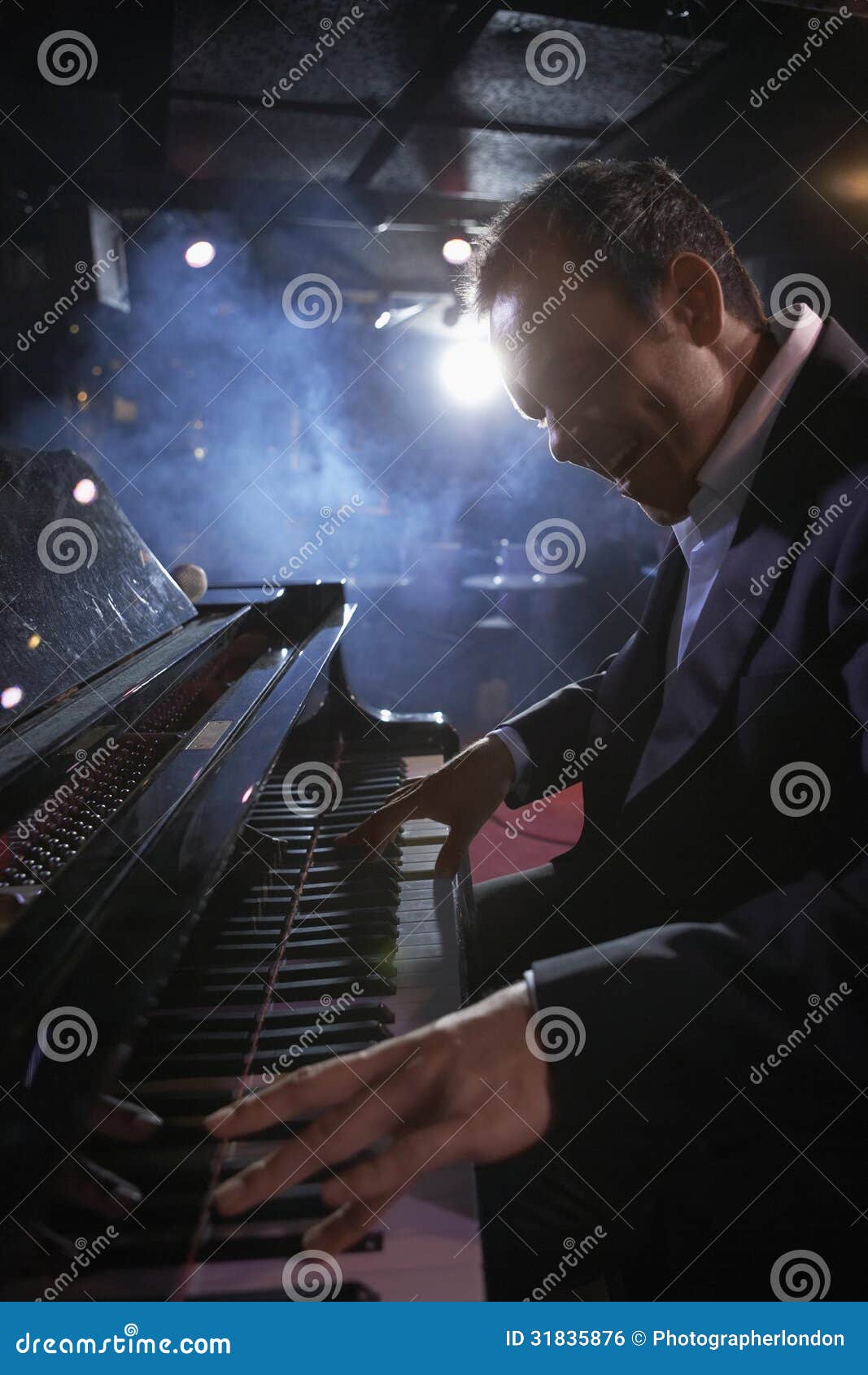 Pianiste Performing in Jazz Club Photo stock Image du interprète