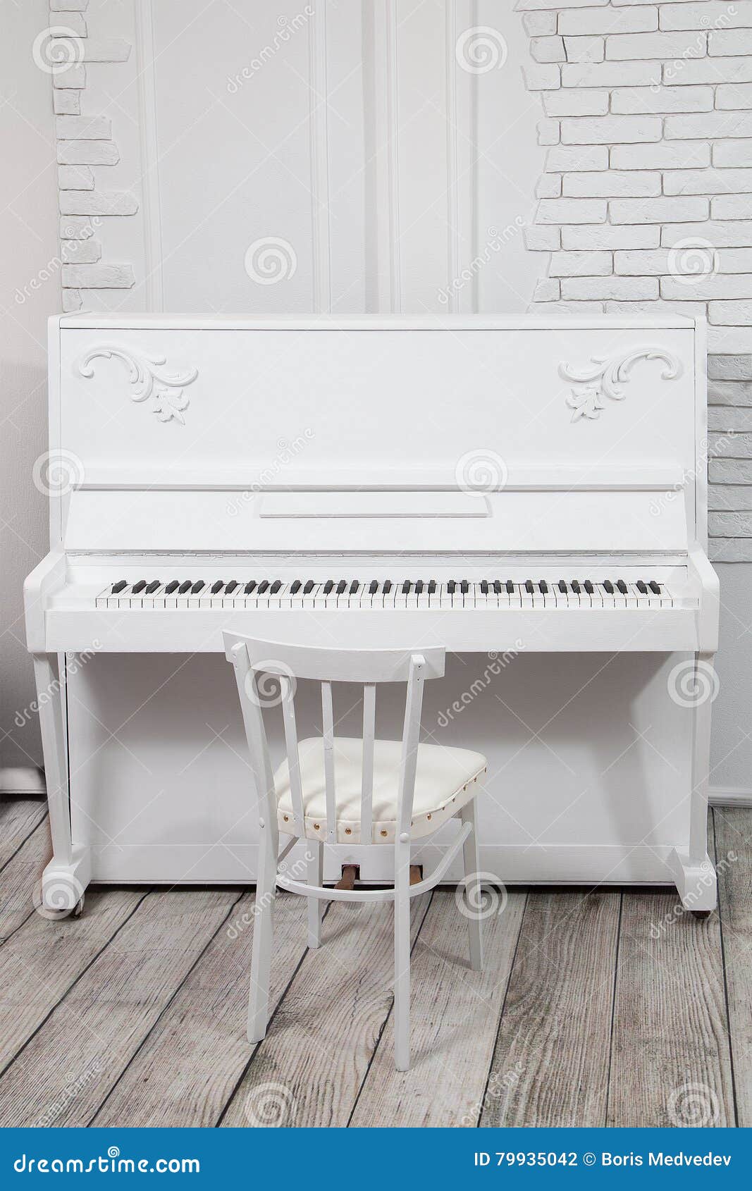 Piano Blanc Avec Le Tabouret Blanc Devant Un Mur De Briques Blanc Photo  stock - Image du présidence, rétro: 79935042