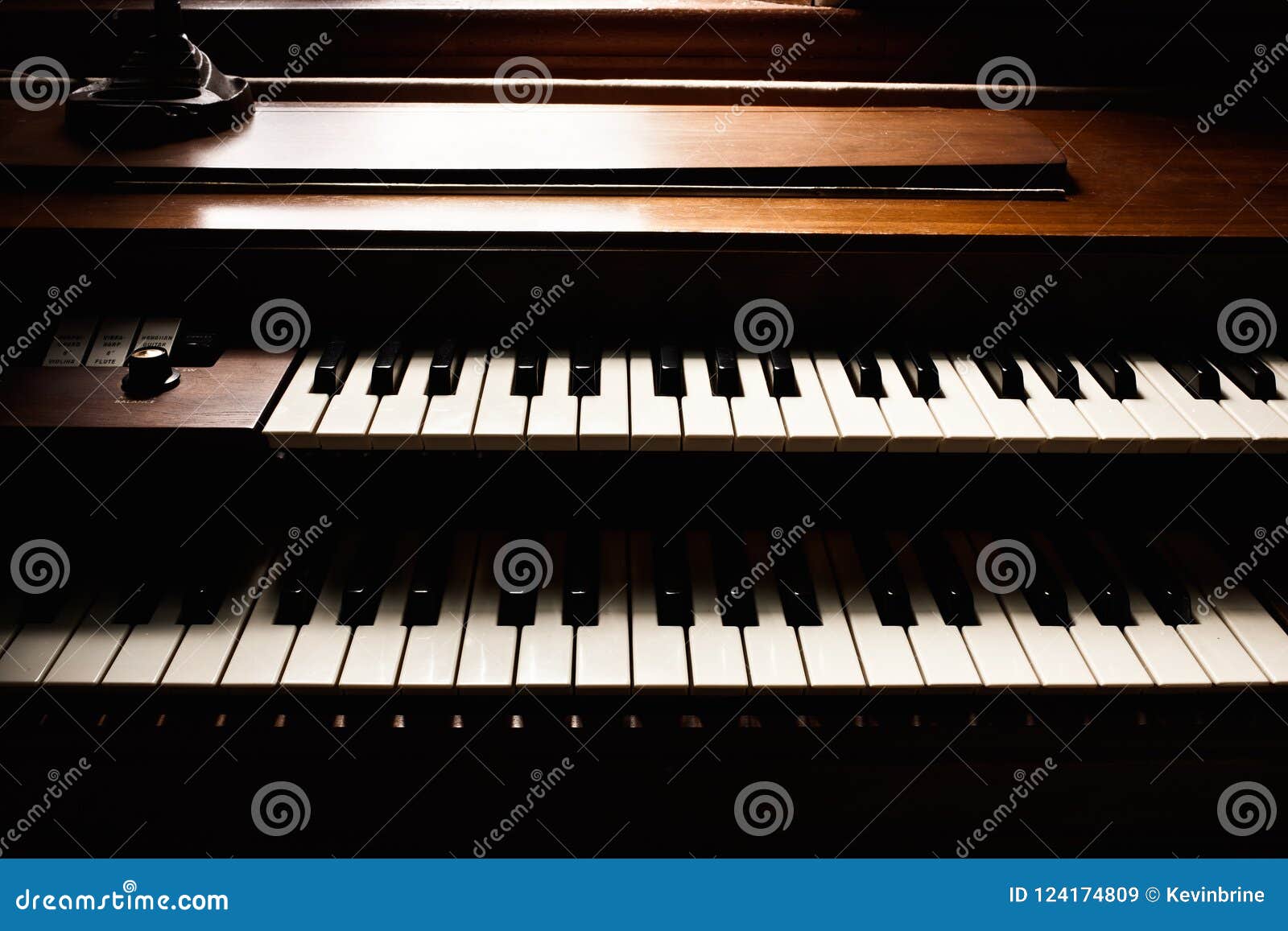Piano doble del teclado de archivo. Imagen de acorde 124174809