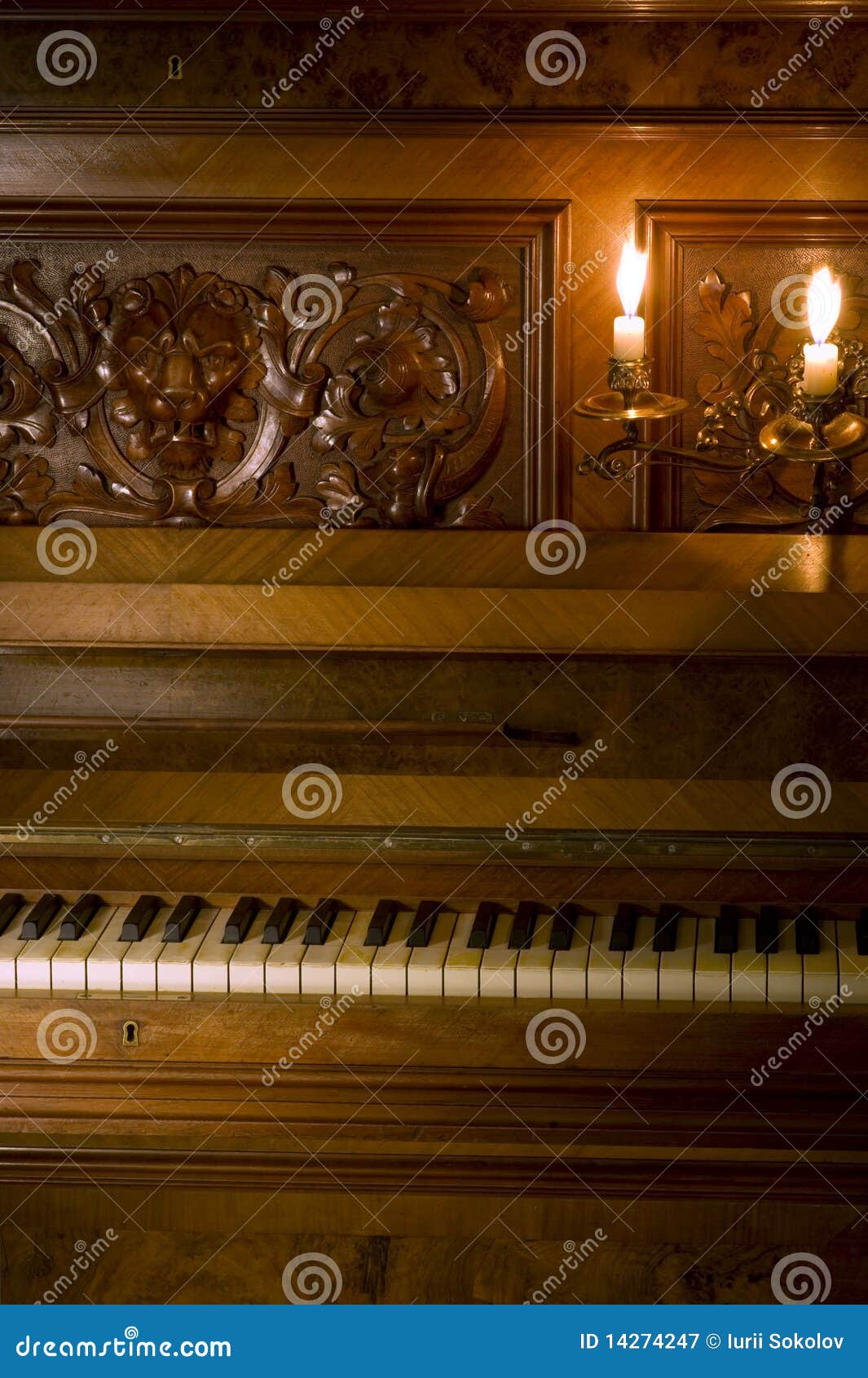 Piano retro com luz da vela. O piano retro com chaves do marfim e a vela iluminam-se