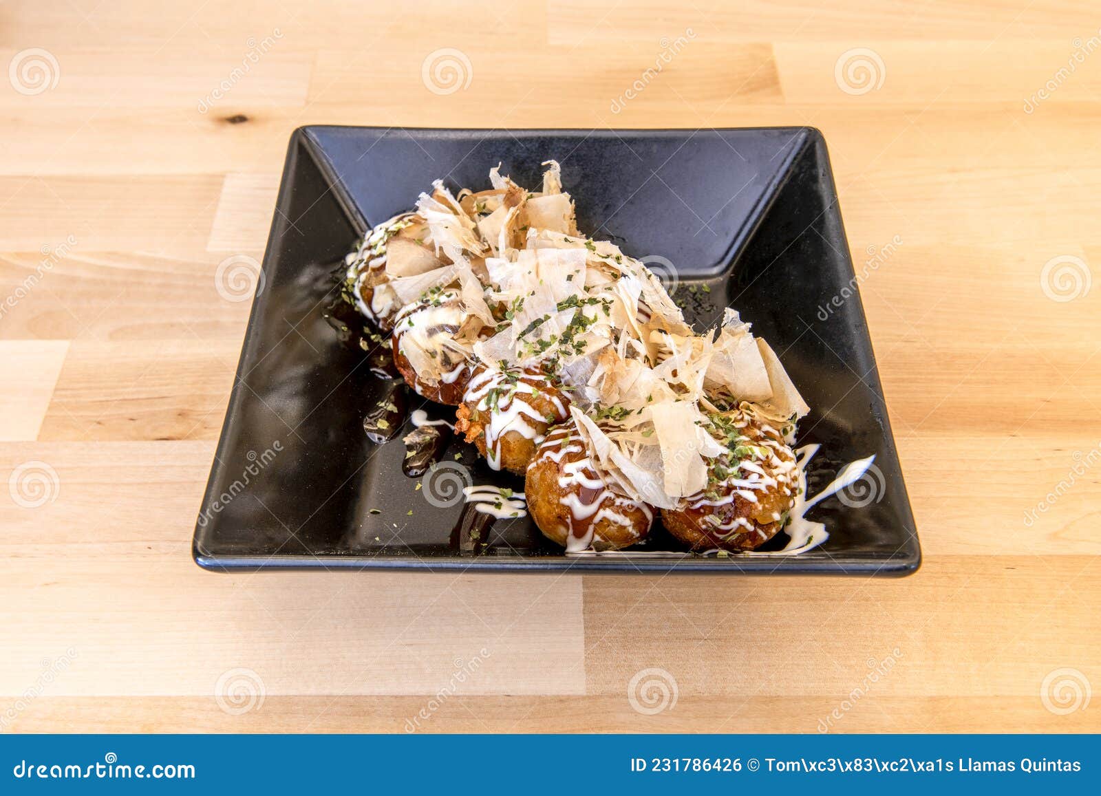 Piastra Nera Con Polpo Giapponese Takoyaki E Fette Di Tonno Affumicato a  Secco Fotografia Stock - Immagine di asciutto, cotto: 231786426