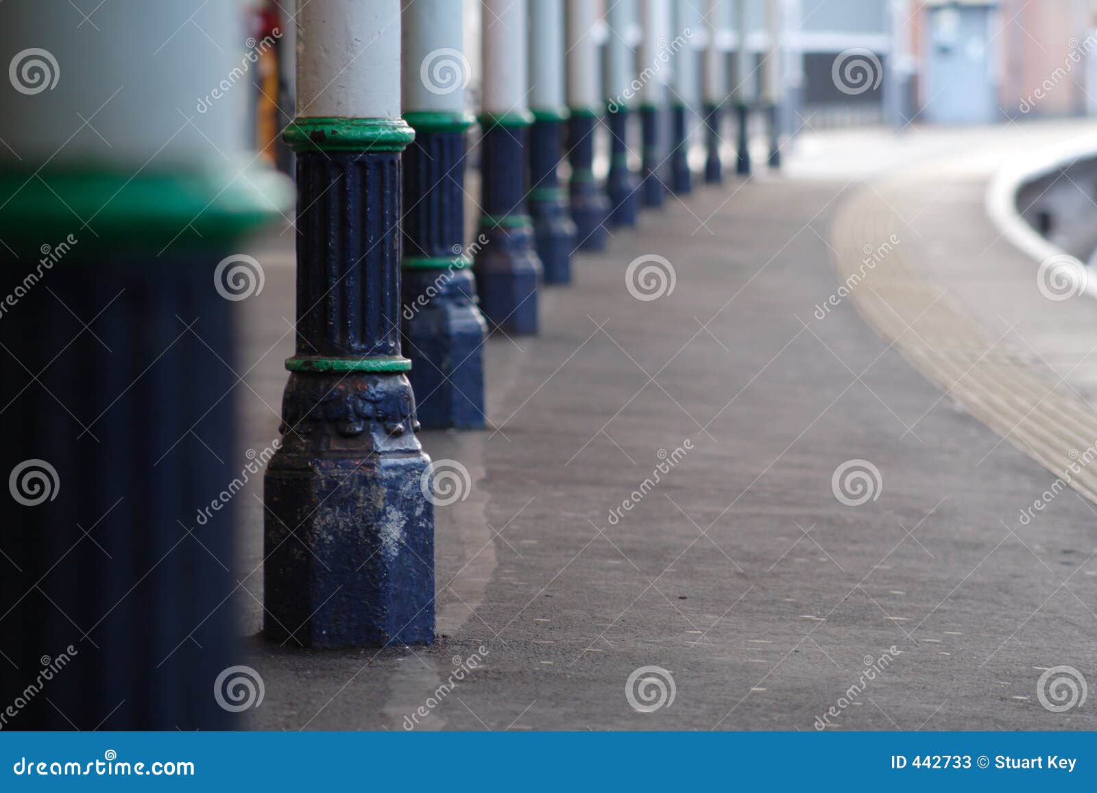 Colonne del ghisa sulla piattaforma della stazione ferroviaria, DOF poco profondo, fuoco sulla seconda colonna.