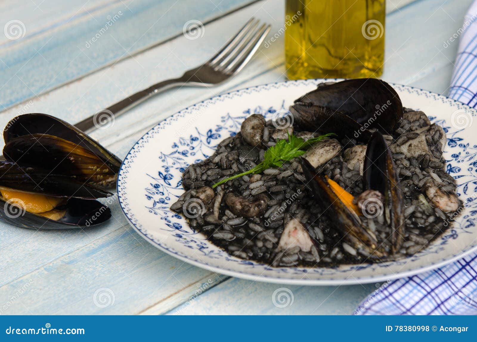 Piatto Nero Del Risotto Con Frutti Di Mare Fotografia Stock Immagine