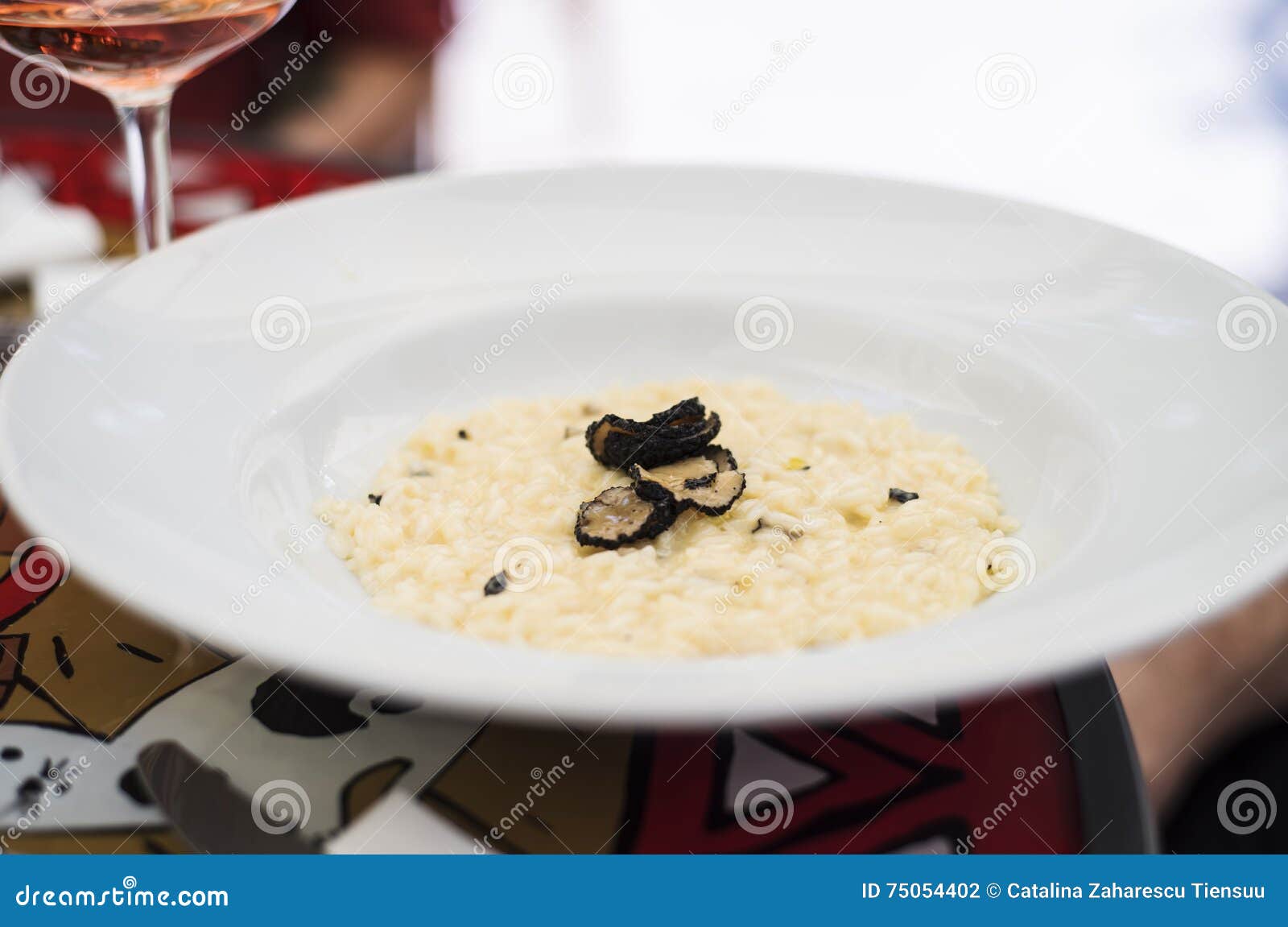 Piatto Semplice Del Risotto Con I Tartufi Neri Fotografia Stock Immagine di alimento