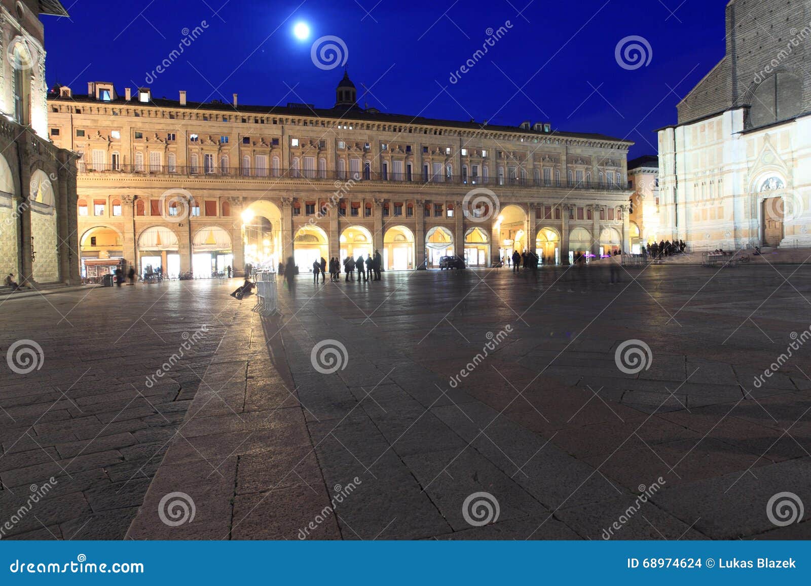 Piazza Maggiore in Bologna editorial stock image. Image of romagna 68974624