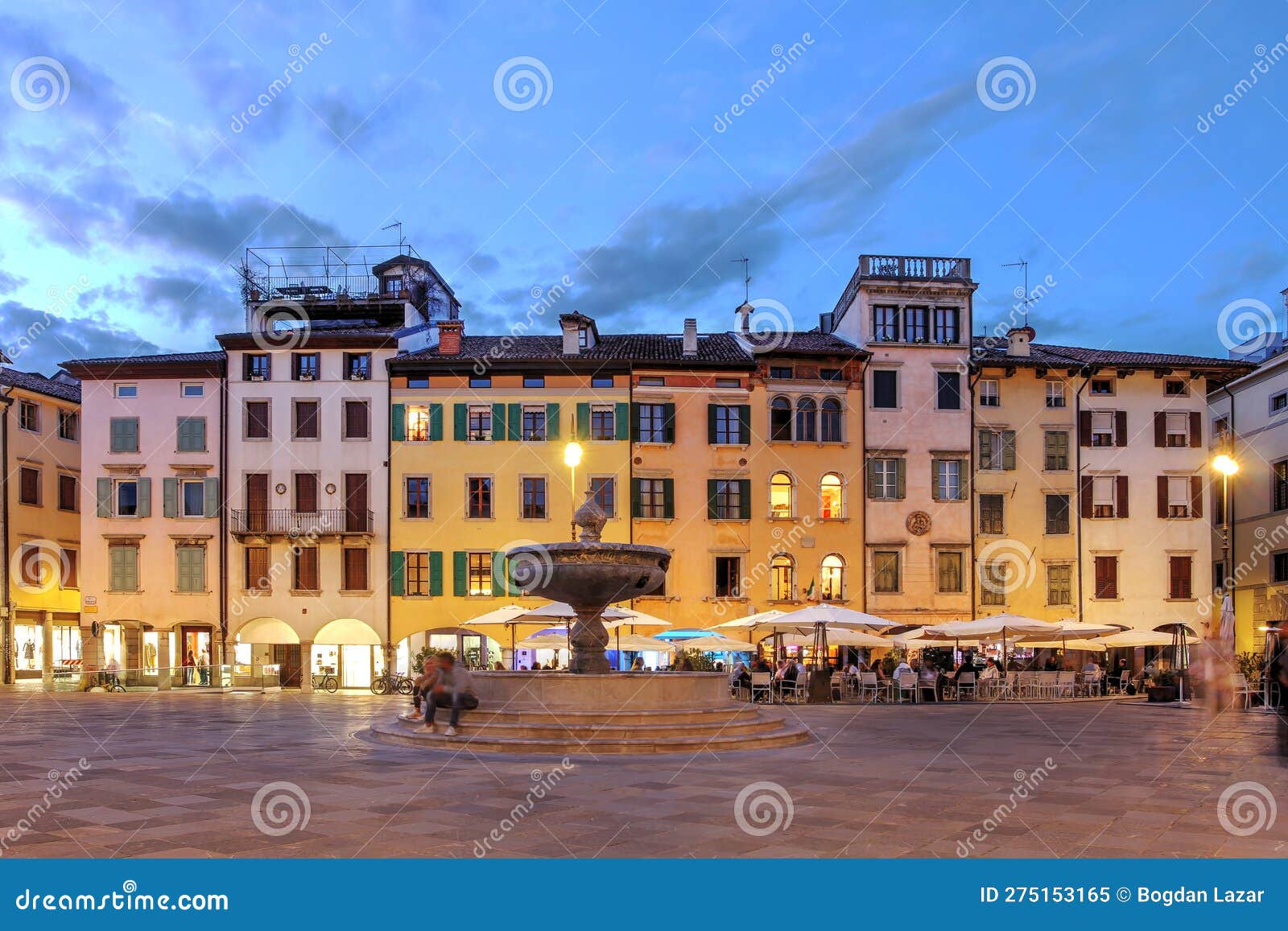 Piazza san giacomo matteotti udine italia. Belle case in fila per piazza san giacomo noto anche come piazza giacomo matteotti o nuovo mercato di udine Mercatalet di notte