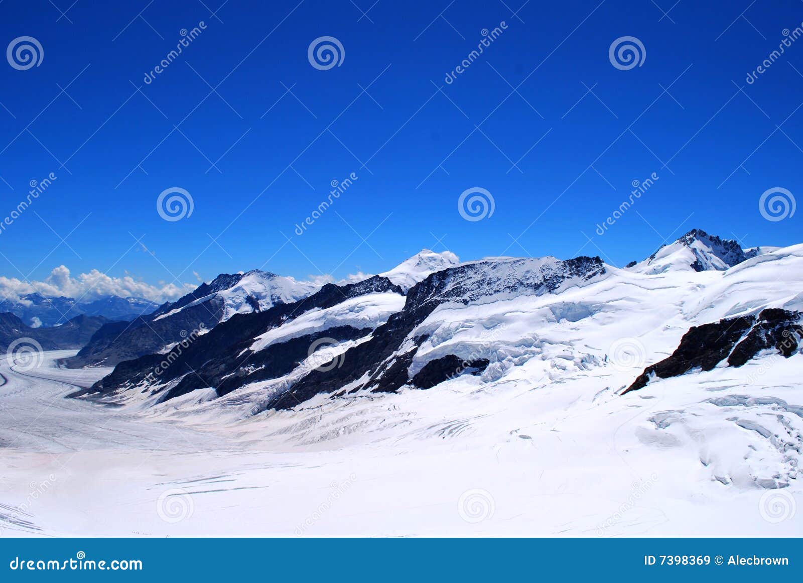 La neve ha ricoperto i picchi di montagna attraverso la neve contro cielo blu libero