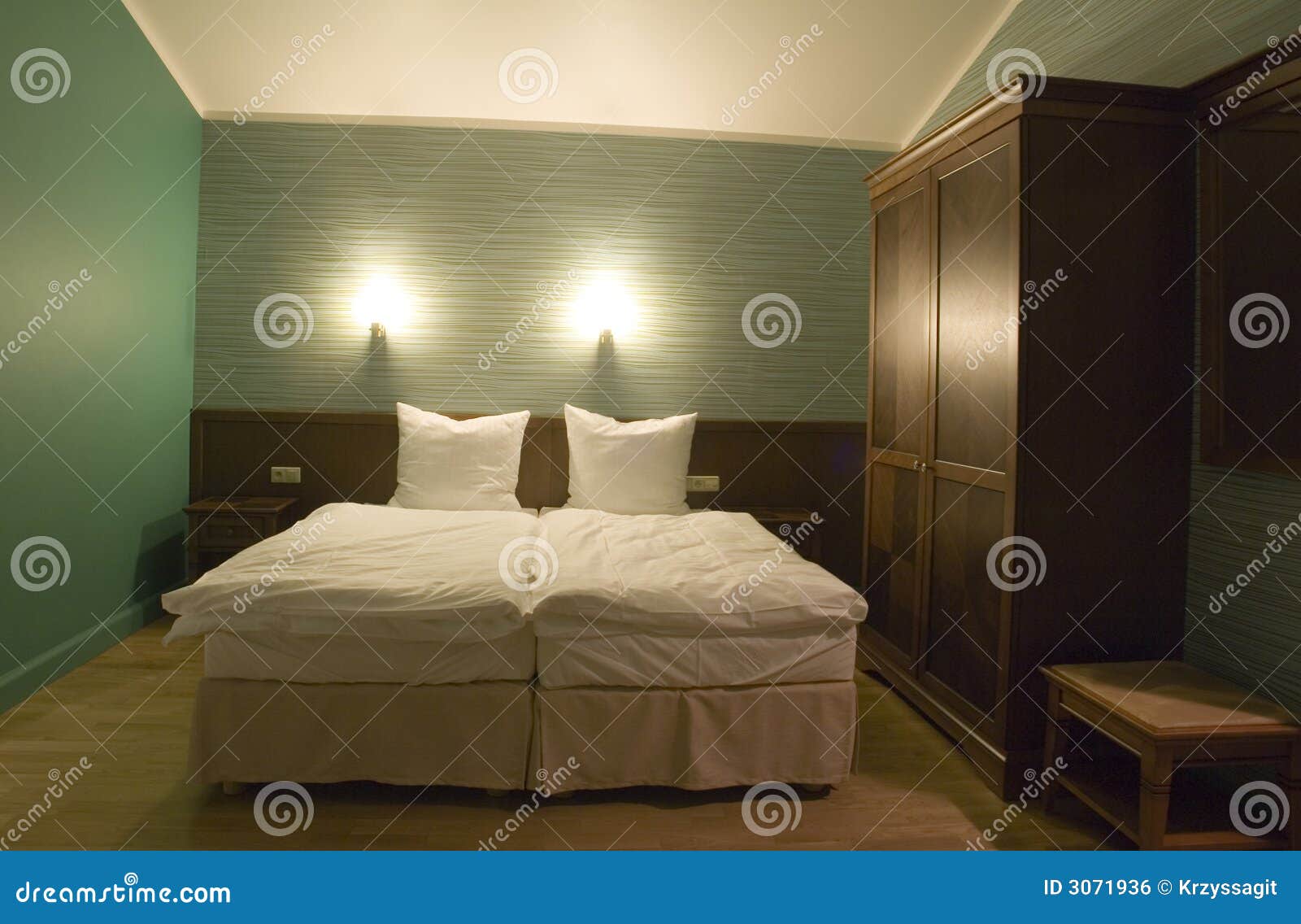 Piccola camera da letto. Una vista di piccola, camera da letto comoda con due singole basi ha avvicinato, pareti verdi e un armadio alto di memoria. <a href="http://www.dreamstime.com/hotels---interiors-colldet9363" target="_blank" STYLE="font-size:12px; text-decoration: blink; color:#FF00FF"><b>Più nella mia accumulazione</b></a>