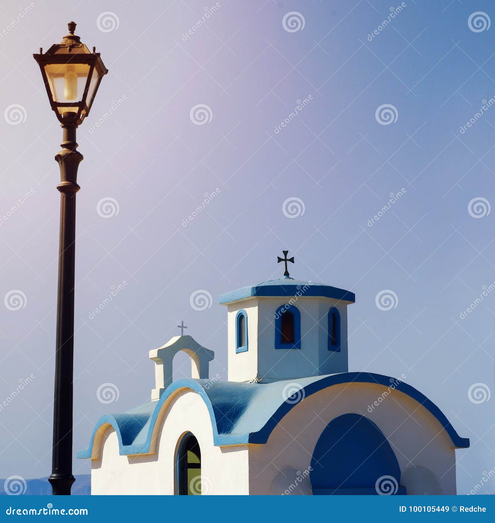 Piccola chiesa greca tradizionale sulla riva Creta, Grecia. Piccola chiesa greca tradizionale con il tetto blu sulla riva Analipsi Crete, Grecia