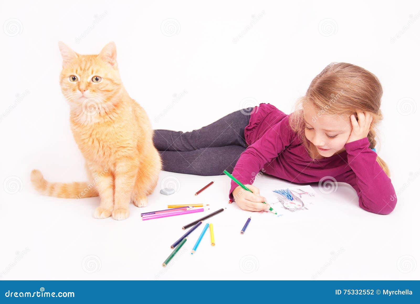 Piccola ragazza sveglia con le matite colorate ed il gatto rosso che si trovano sul pavimento Hobby arte