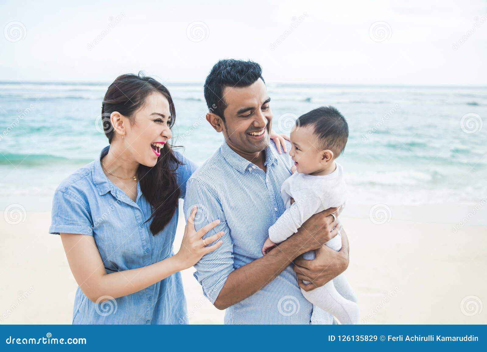 Piccola Vacanza Di Famiglia Felice Sulla Spiaggia Immagine Stock Immagine Di Felicit Attivit