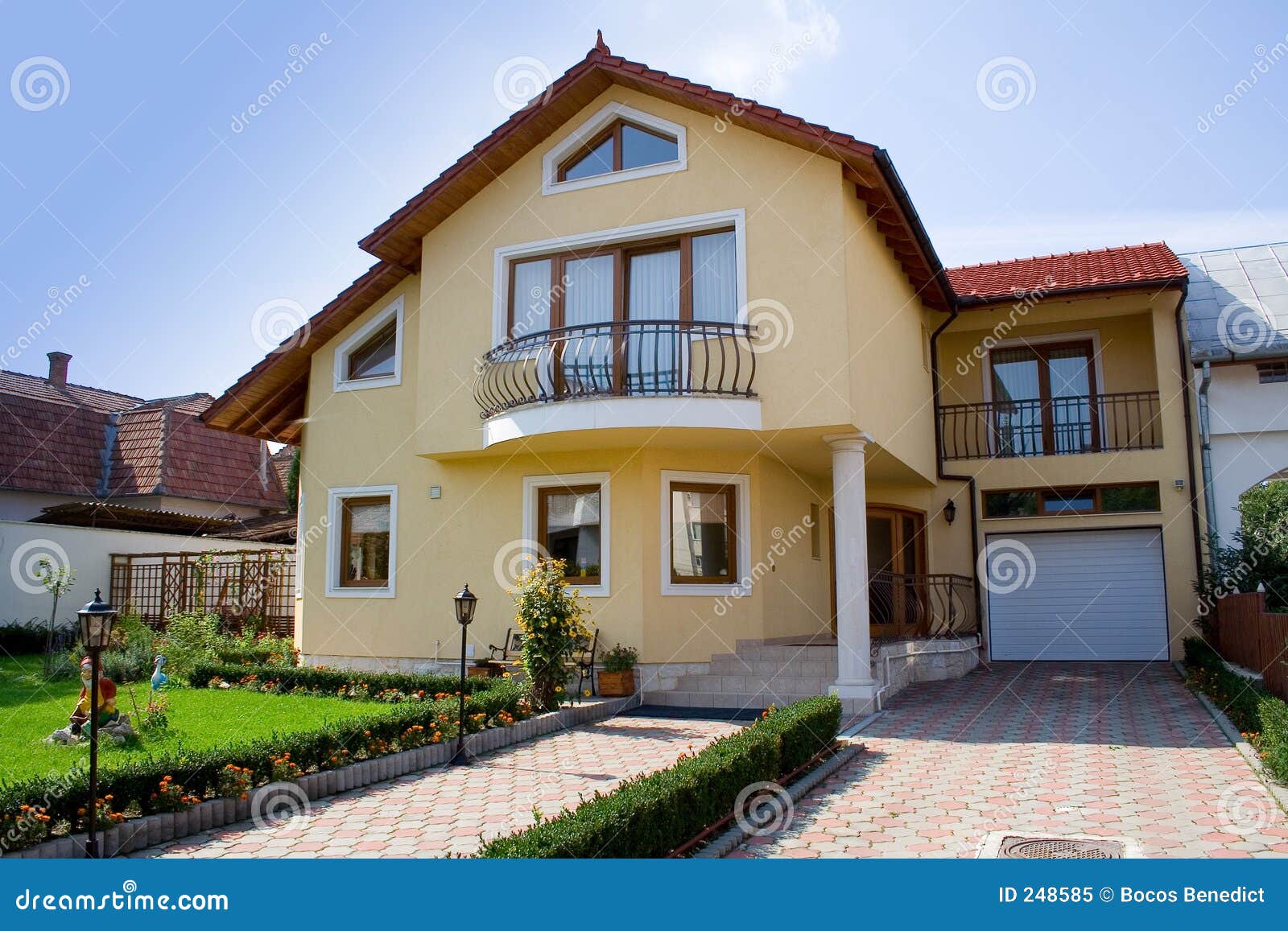 Piccola villa immagine stock. Immagine di domestico, giallo 248585