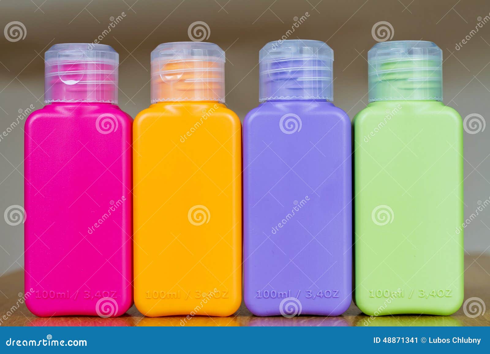 Piccole Bottiglie Di Plastica Colorate Immagine Stock - Immagine