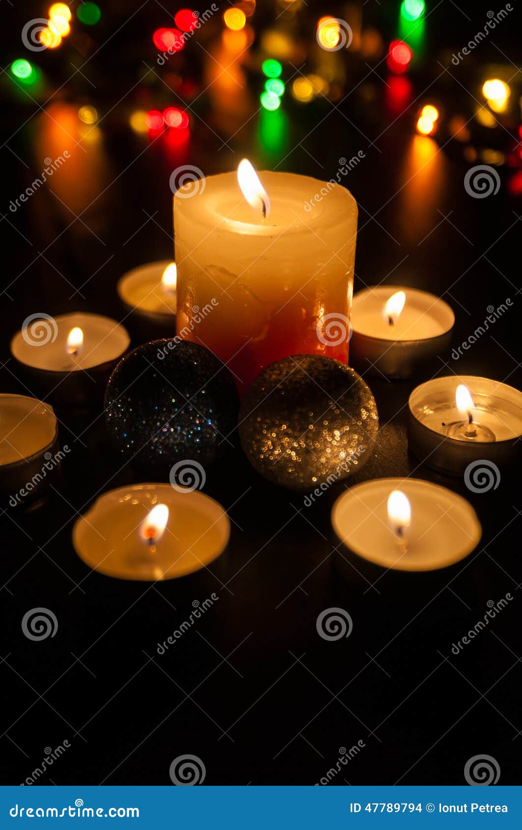 Piccole Candele Intorno Ad Una Più Grande Candela Ed a Due Globi Di Natale  Fotografia Stock - Immagine di candlelight, natale: 47789794