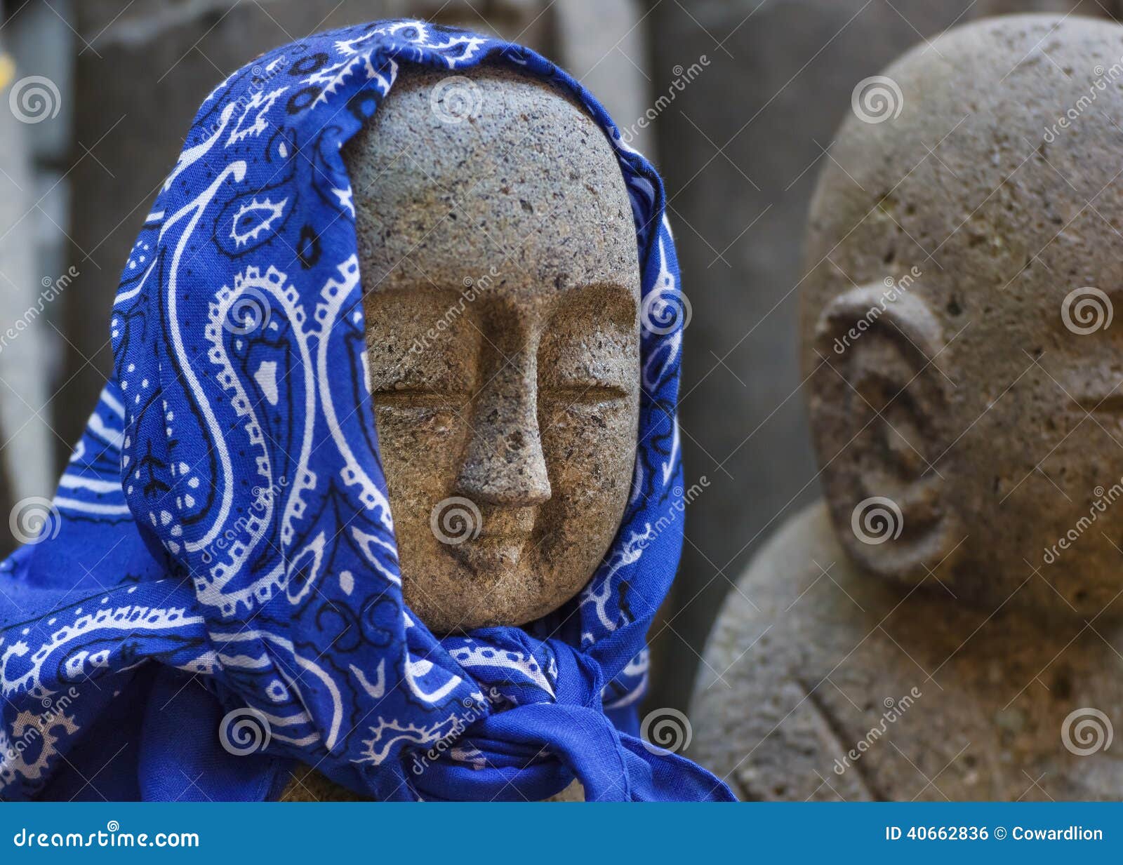 Piccole statue di Jizo al tempio di Hase-dera a Kamakura. I genitori sono venuto ad installare le statue nelle speranze che la divinità avrebbe protetto i loro bambini