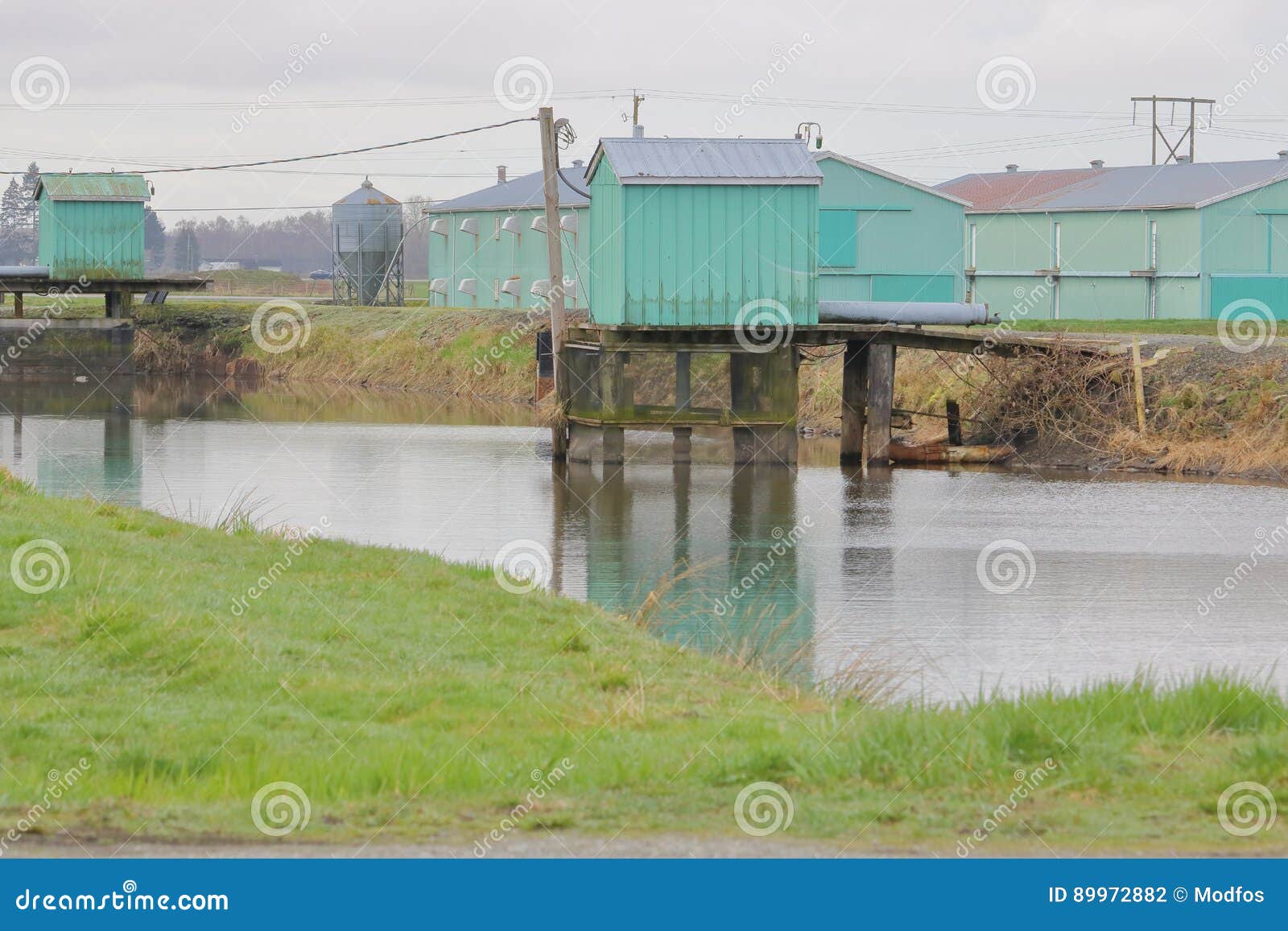 Piccole stazioni di pompaggio dell'azienda agricola. Le piccole stazioni di pompaggio sono usate su un'azienda agricola per vuotare l'acqua piovana in eccesso fuori dai campi