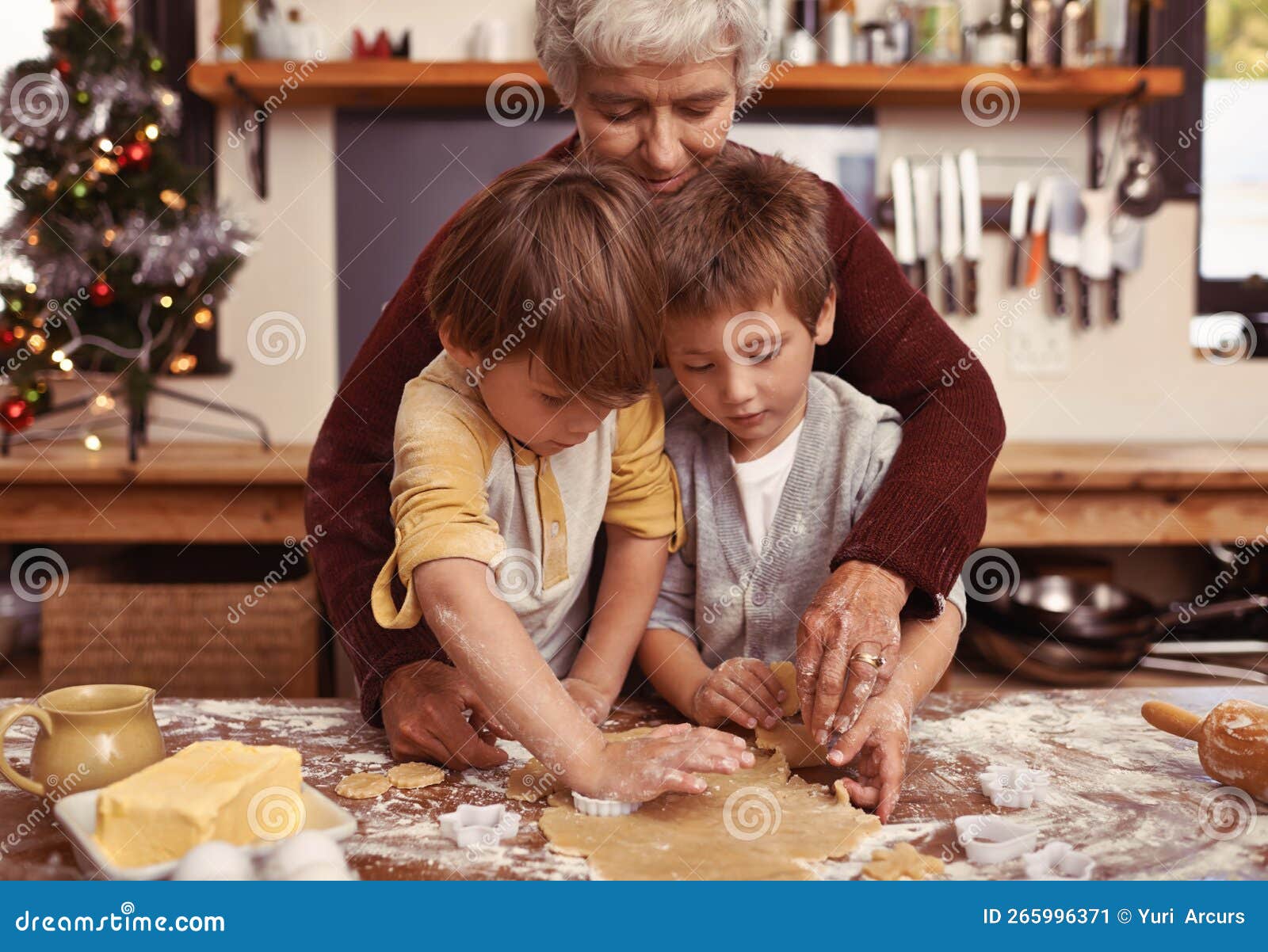 Piccoli Aiutanti Di Cucina. Due Piccoli Ragazzi Carini Che Cucinano Con La  Nonna in Cucina. Immagine Stock - Immagine di felice, famiglia: 265996371