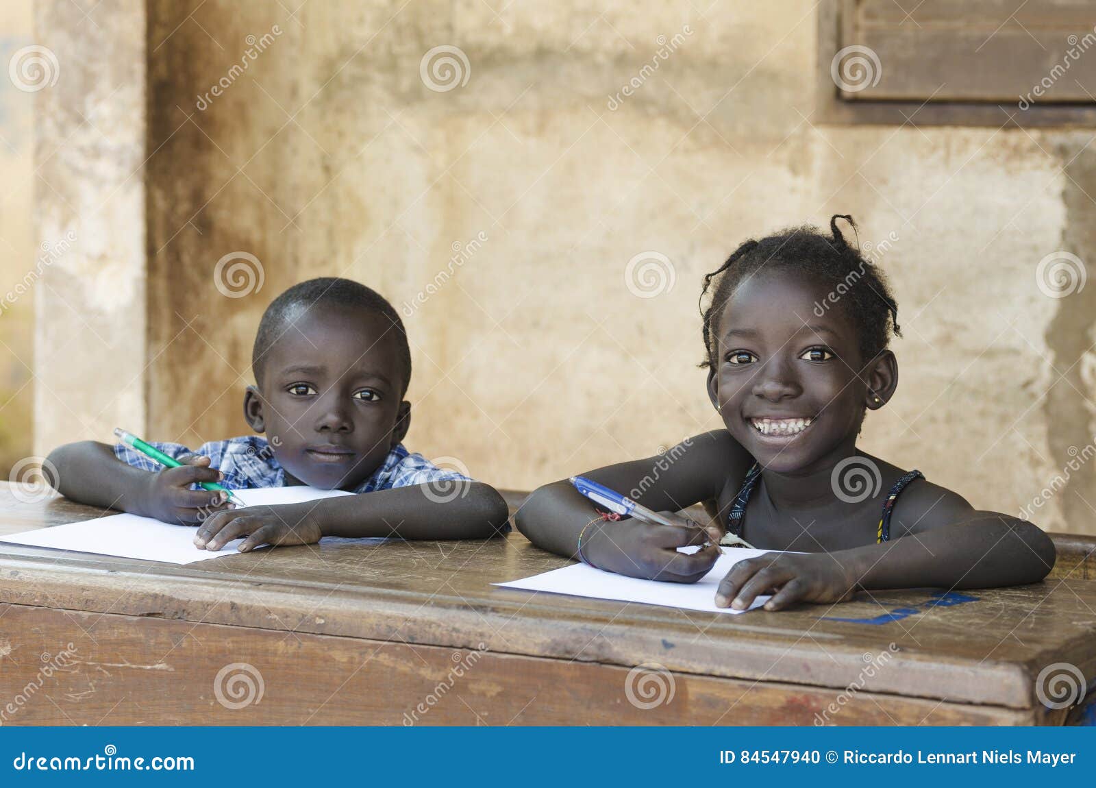 Piccoli Bambini Svegli Che Imparano Con Le Penne E La Carta in Africa Sch  Fotografia Stock - Immagine di mali, nave: 84547940