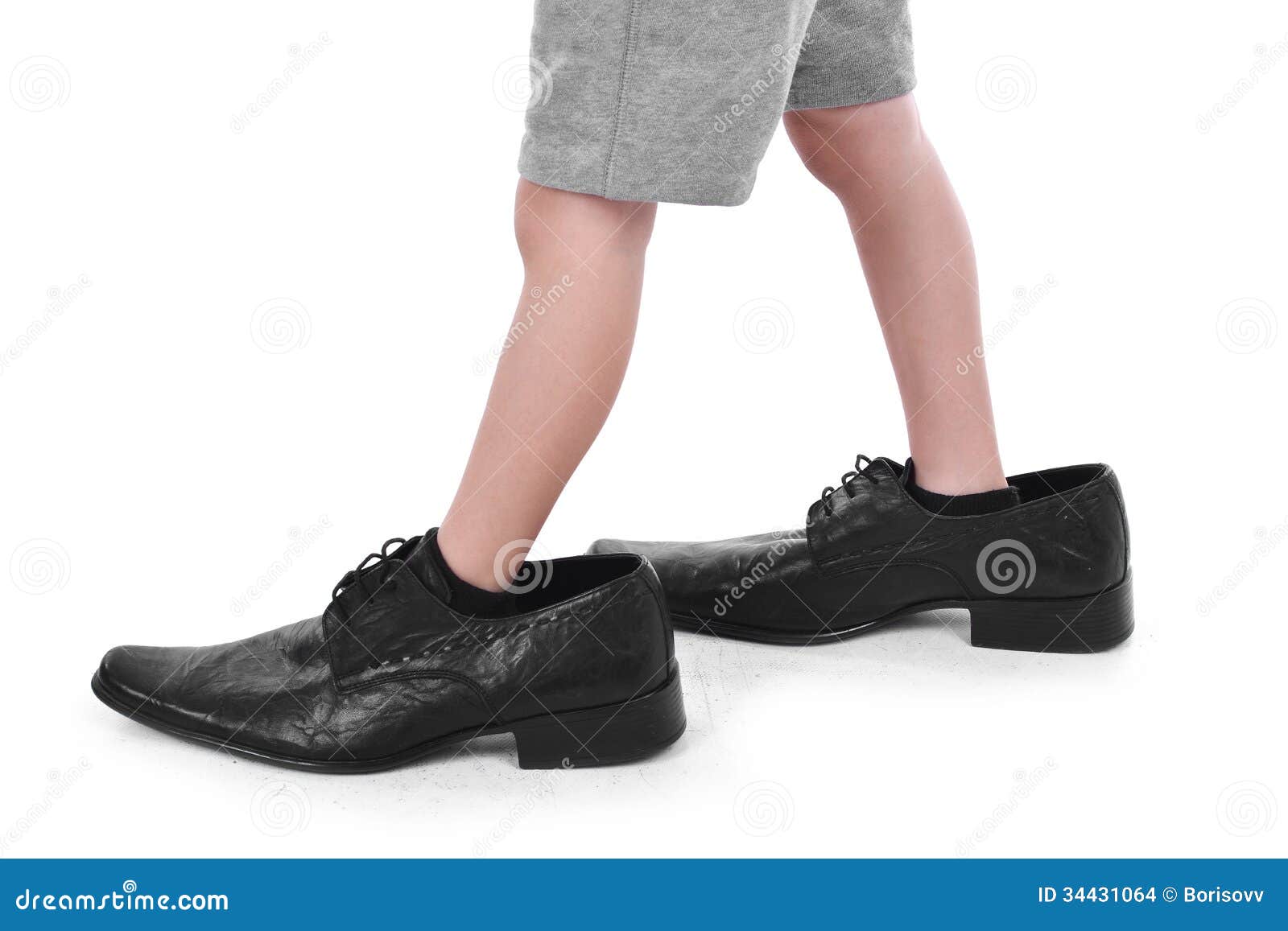 Piccoli Piedi In Grandi Scarpe Fotografia Stock - Immagine di grande, poco: 34431064