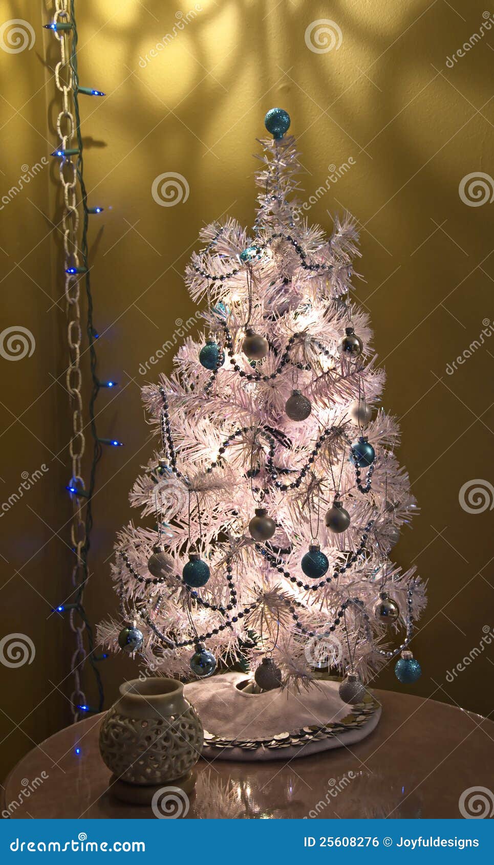 Idee Albero Di Natale Blu E Argento Piccolo Argento Ed Albero Di Natale Blu Del Piano D'appoggio Fotografia