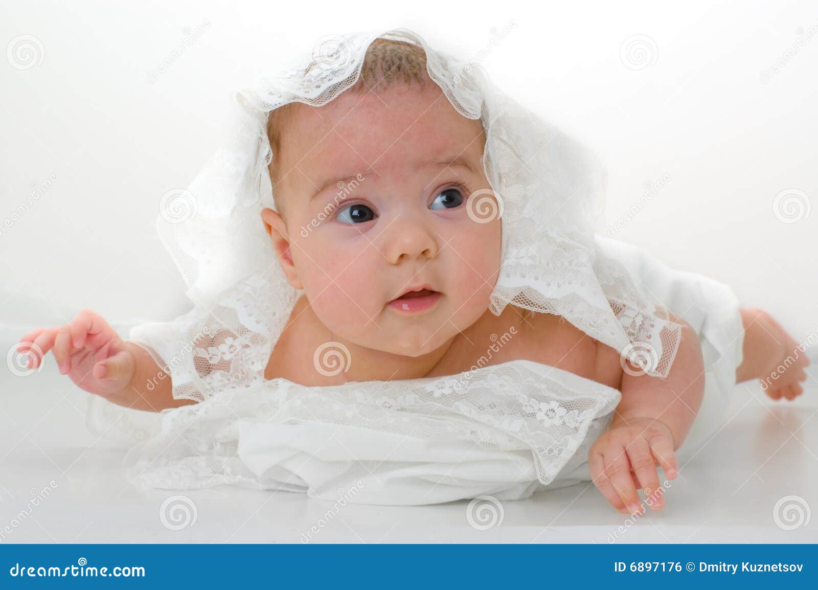 Piccolo bambino fotografia stock. Immagine di isolato 6897176