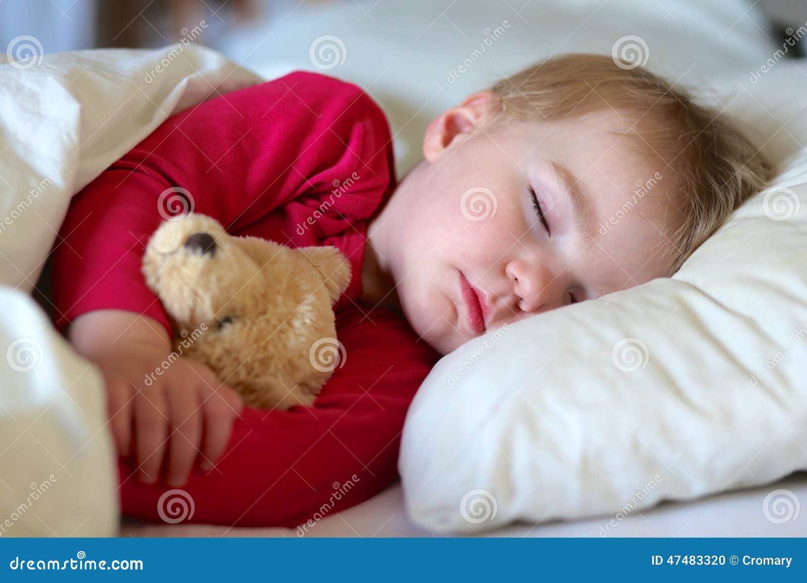 Bambino Di 7 Anni Che Dorme Con I Genitori Piccolo Bambino Che Dorme a Letto Fotografia Stock - Immagine di