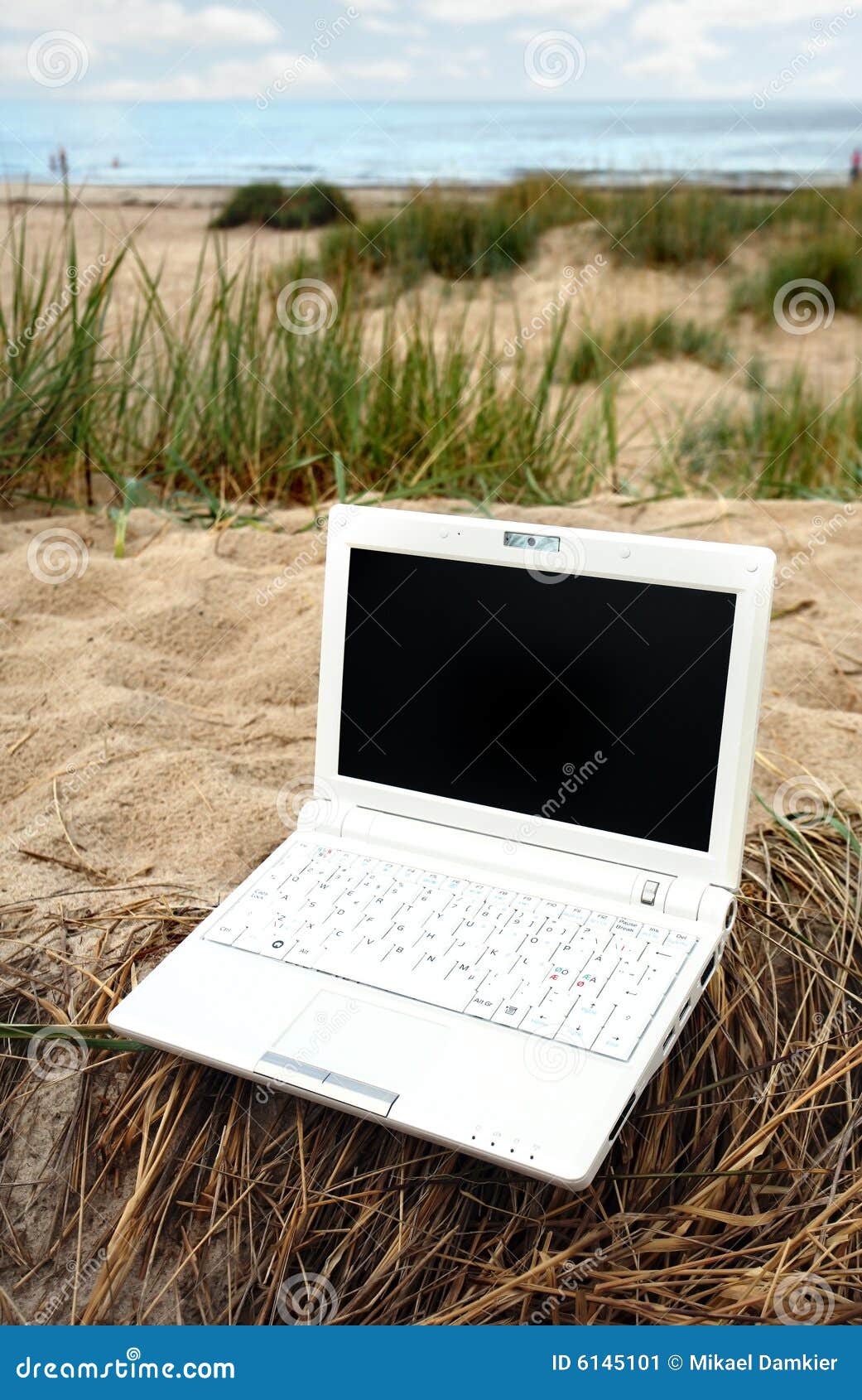 Piccolo Computer Portatile Bianco Sulla Spiaggia Immagine Stock