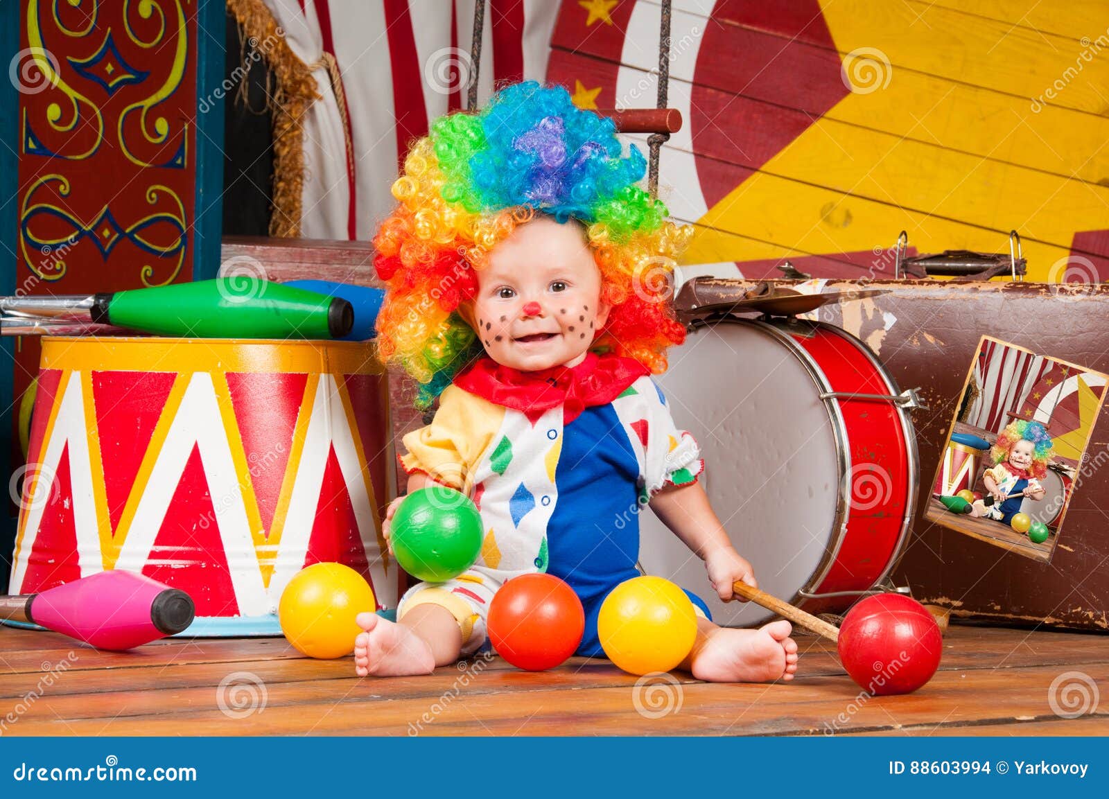 Piccolo Pagliaccio Del Bambino Con Della La Parrucca Colorata Multi Del  Naso Rosso Dentro Con Le Palle Fotografia Stock - Immagine di stretta,  ragazzo: 88603994