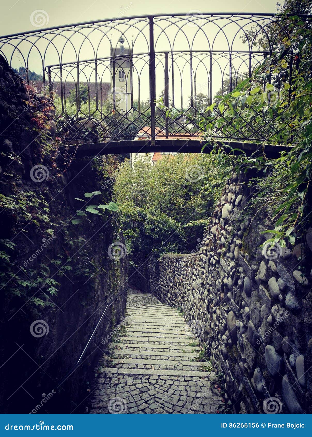Piccolo ponte fotografia stock. Immagine di chiesa, medioevale 86266156