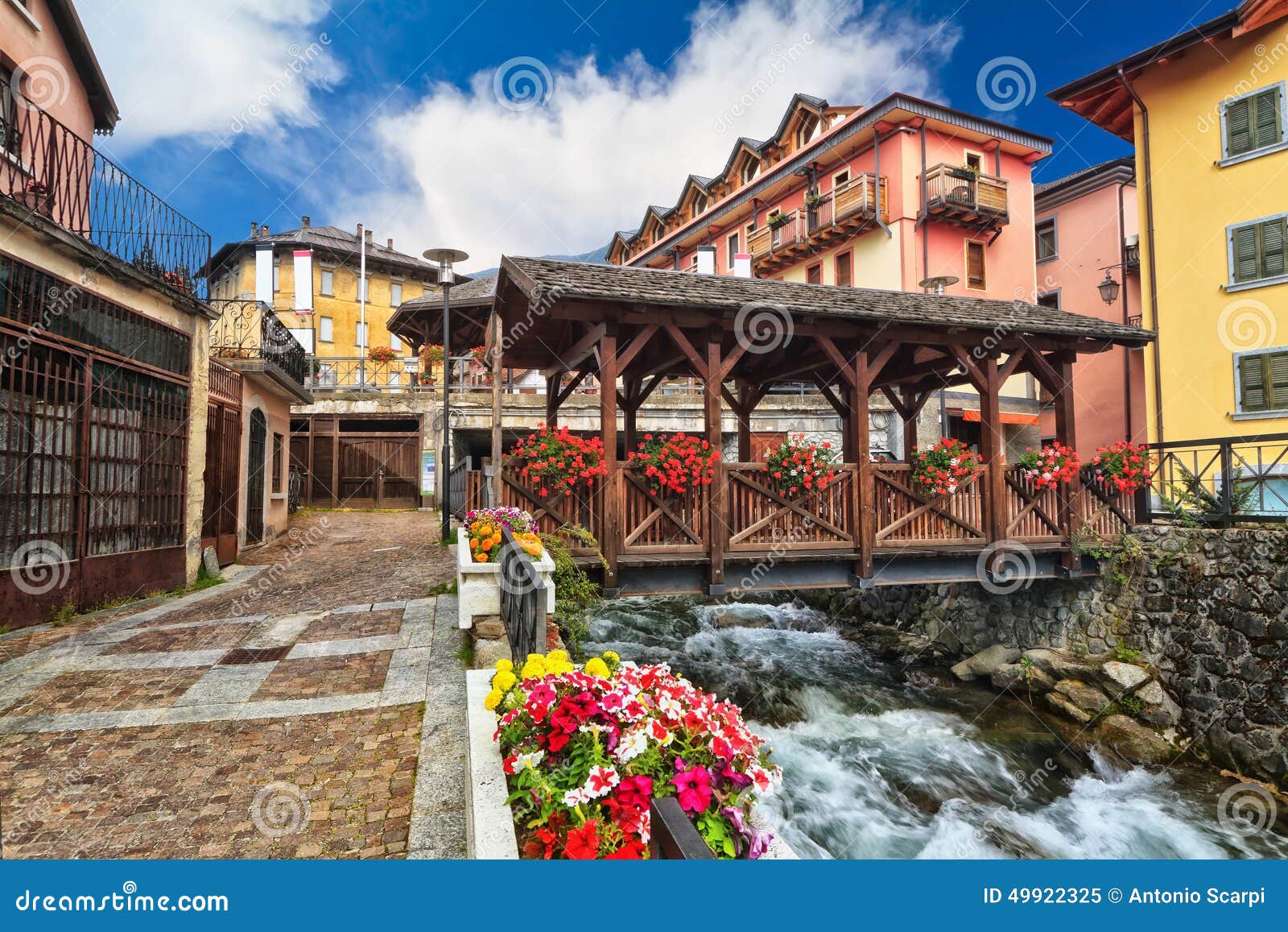 Piccolo Ponte in Pontedilegno Immagine Stock Immagine di turismo