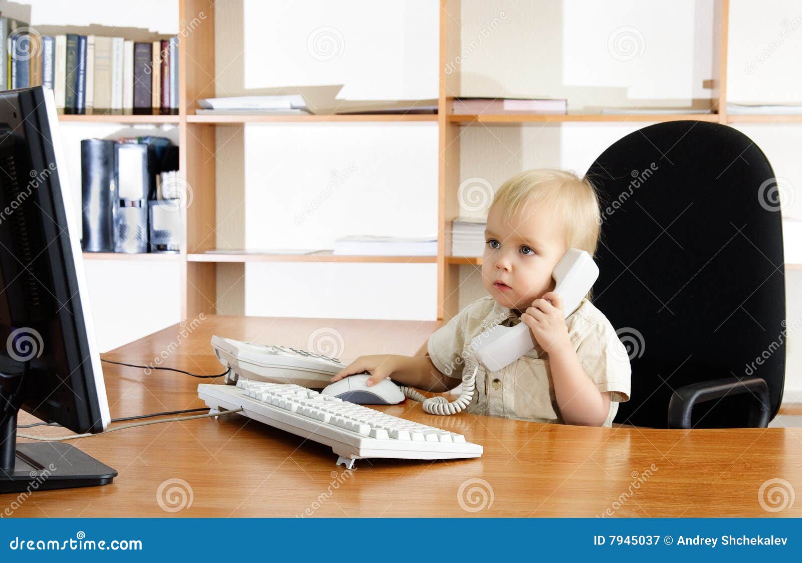 Piccolo ragazzo in ufficio immagine stock. Immagine di chiacchierata