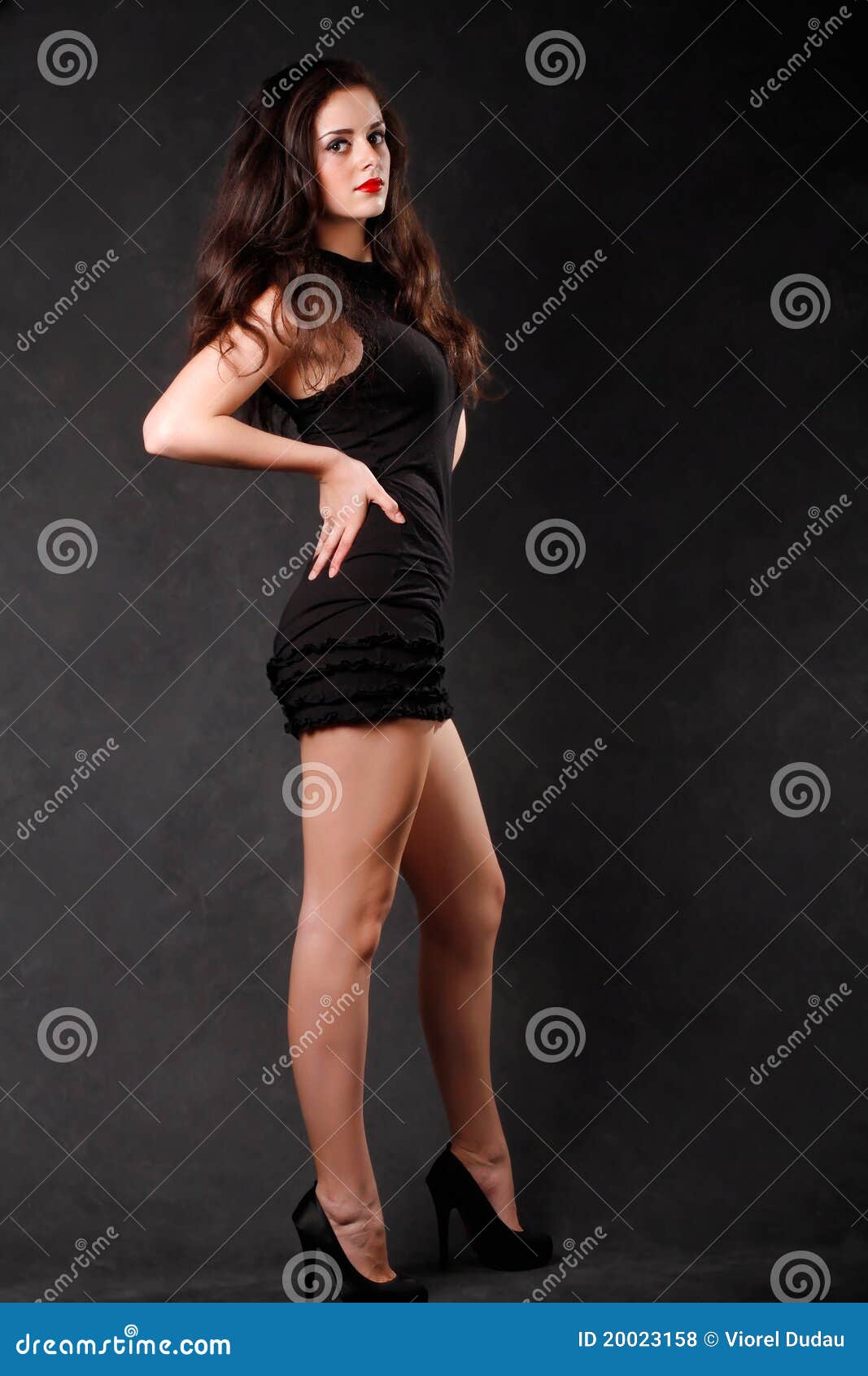 Piccolo vestito nero fotografia stock. Immagine di sera 20023158