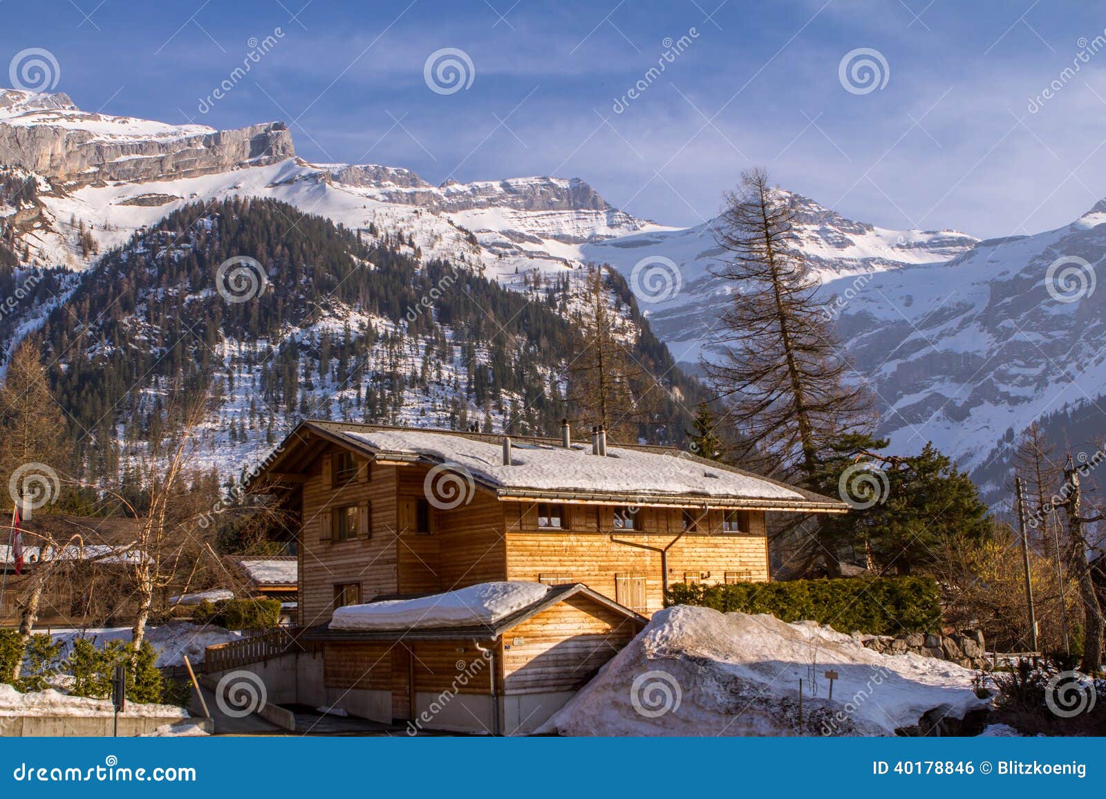 Piccolo villaggio in alpi fotografia stock. Immagine di costruzione