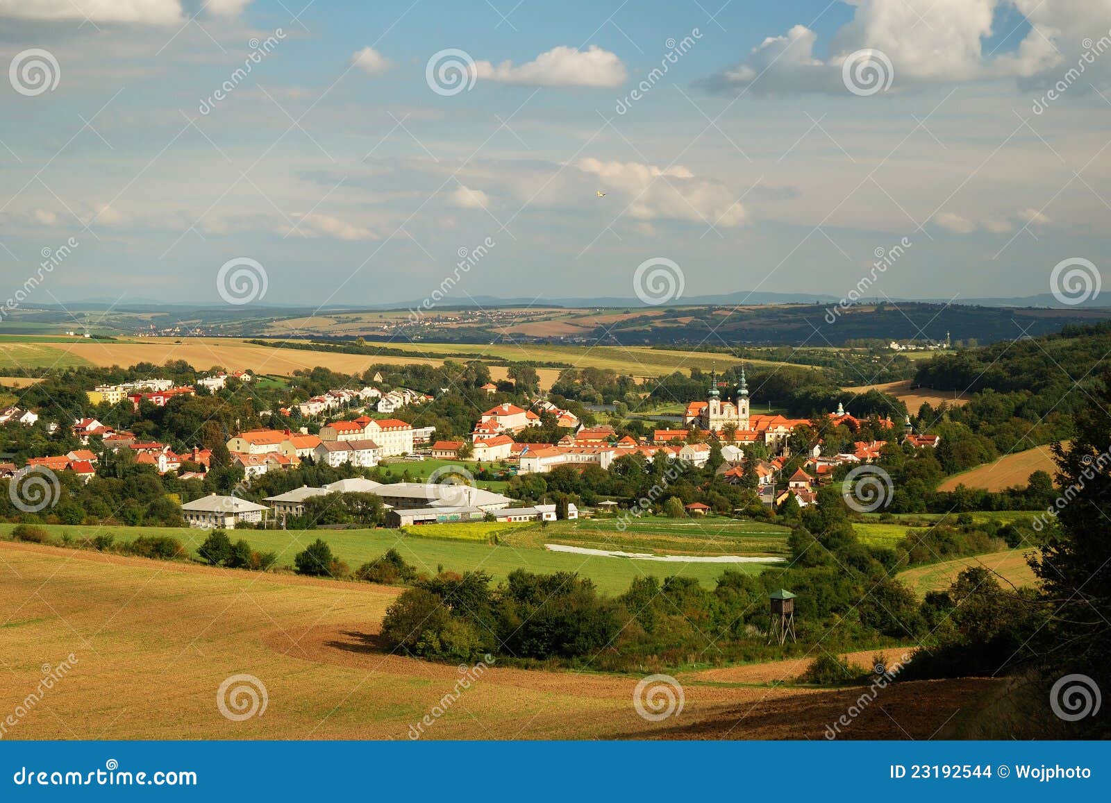 Piccolo Villaggio Con La Cattedrale Fotografia Stock Immagine di
