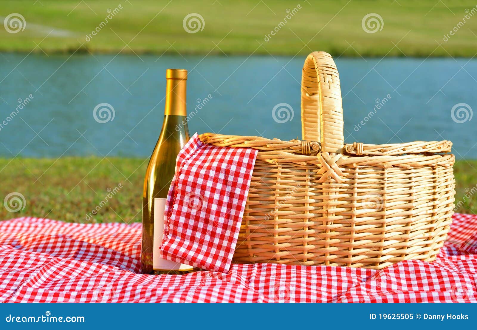 Picnic Basket and Wine stock image. Image of drink, blanket 19625505